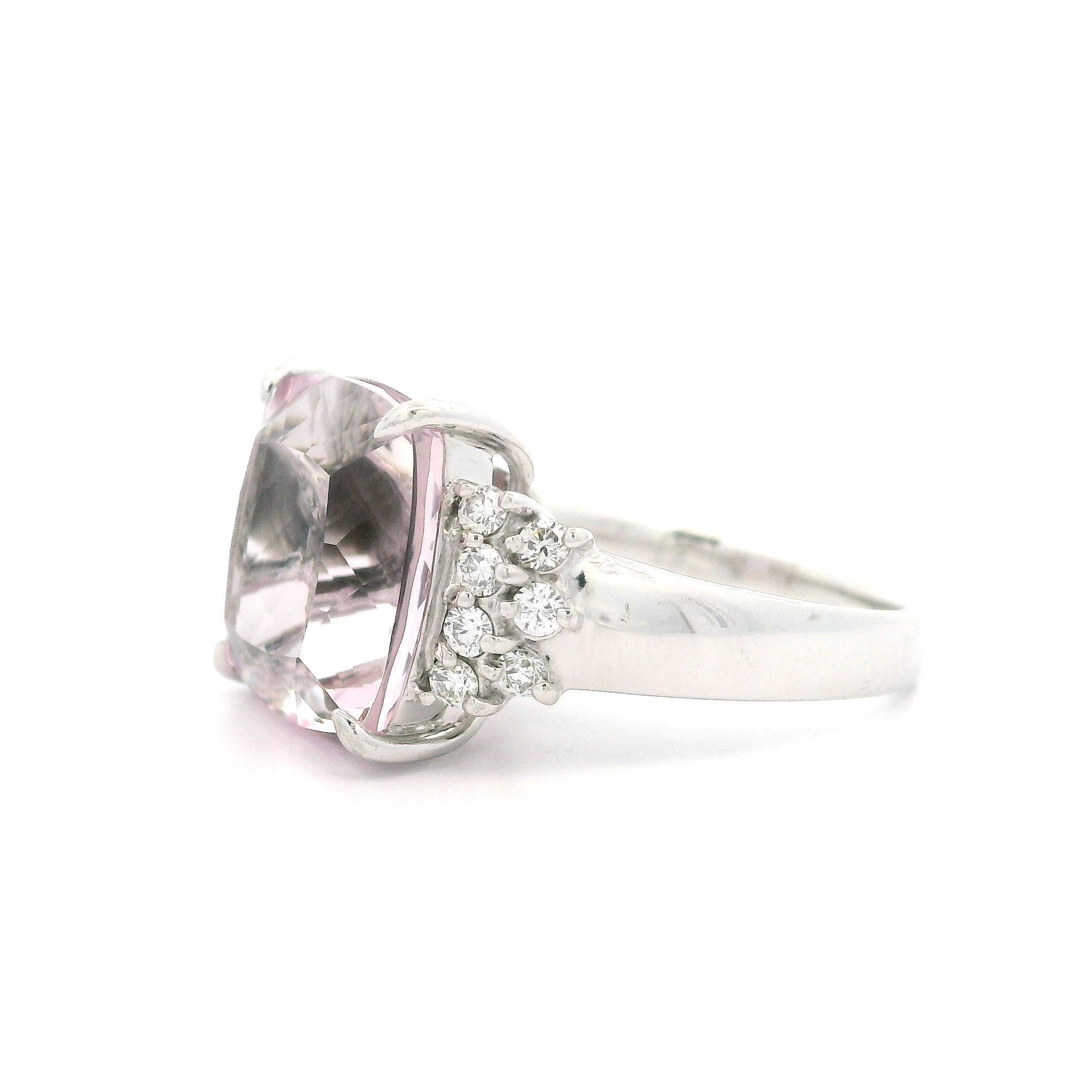 Anello in oro bianco 18 carati con morganite rosa e diamanti a cuscino grande da 8,35 carati in vendita 5
