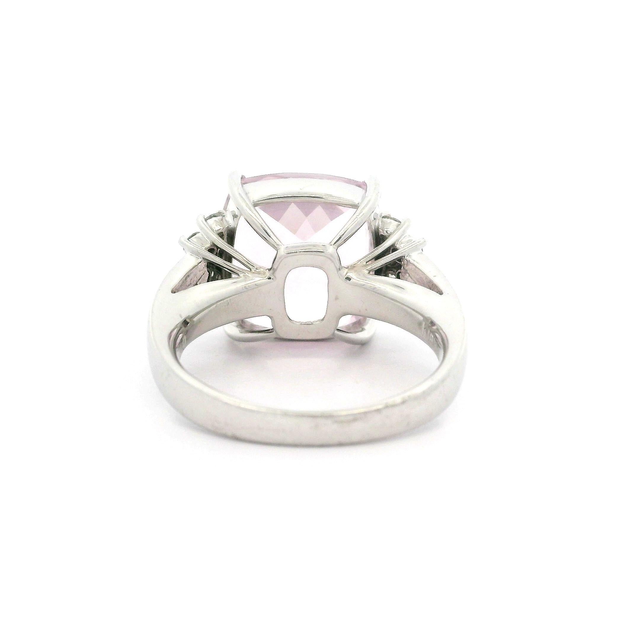 Anello in oro bianco 18 carati con morganite rosa e diamanti a cuscino grande da 8,35 carati in vendita 6