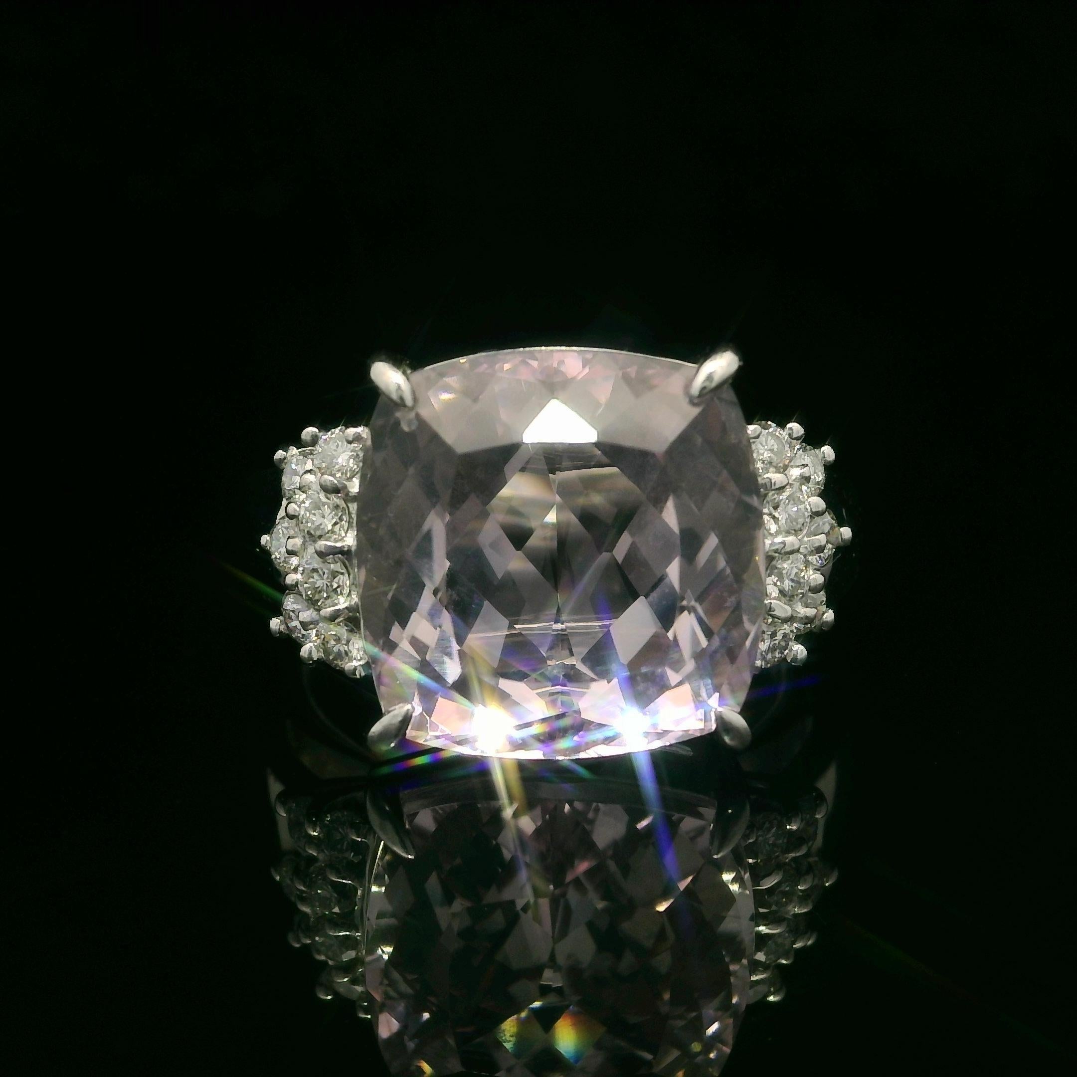 Anello in oro bianco 18 carati con morganite rosa e diamanti a cuscino grande da 8,35 carati in vendita 9