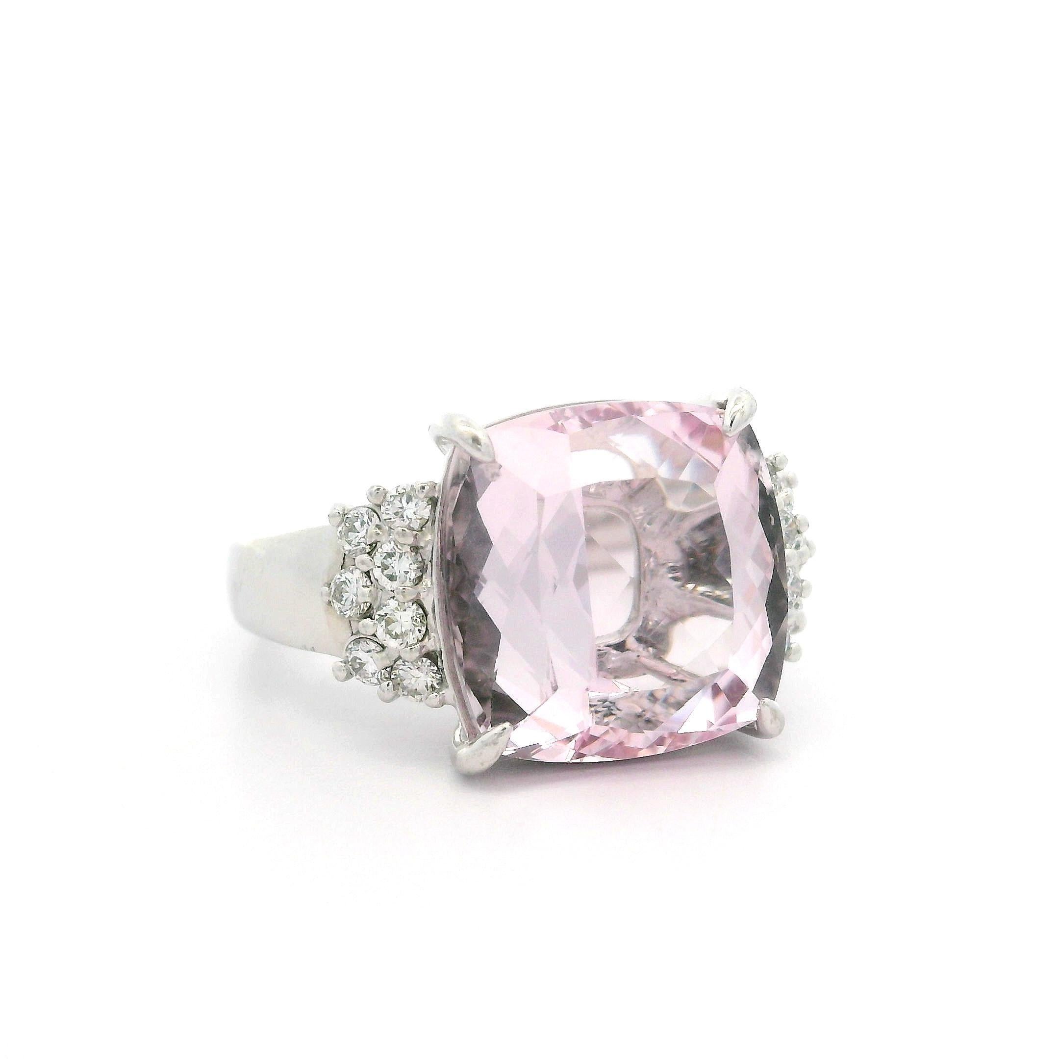 Anello in oro bianco 18 carati con morganite rosa e diamanti a cuscino grande da 8,35 carati in vendita 11