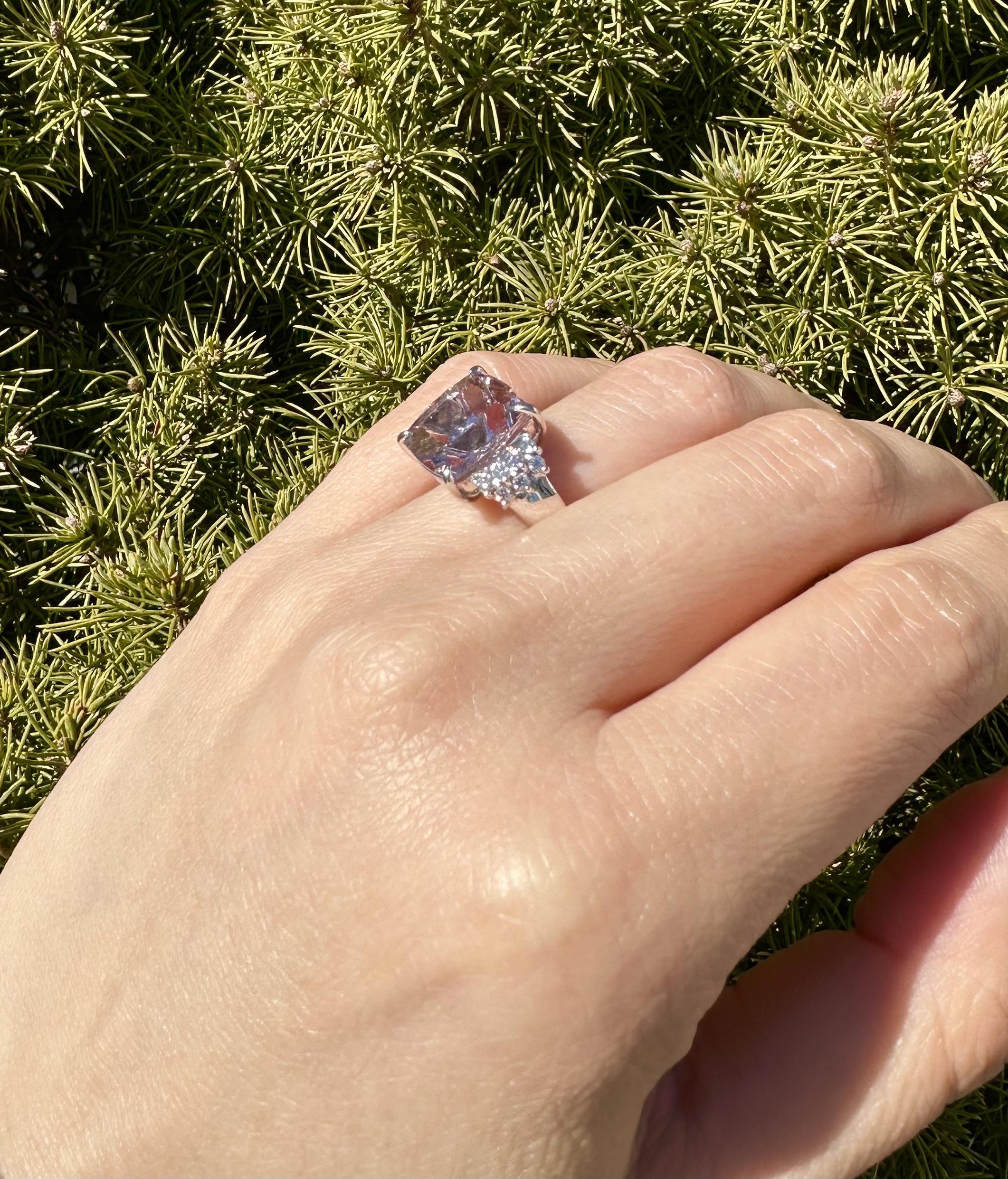 -A. Stone
(1) Morganite naturale autentica - taglio a cuscino - incastonata - colore rosa cipria - 8,05ct (esatto) - 12,2x12mm (circa)
(14) Diamante Nature autentico - Taglio rotondo Brilliante - Incastonato - Colore G/H - Purezza VS1/VS2 - 0,30ctw