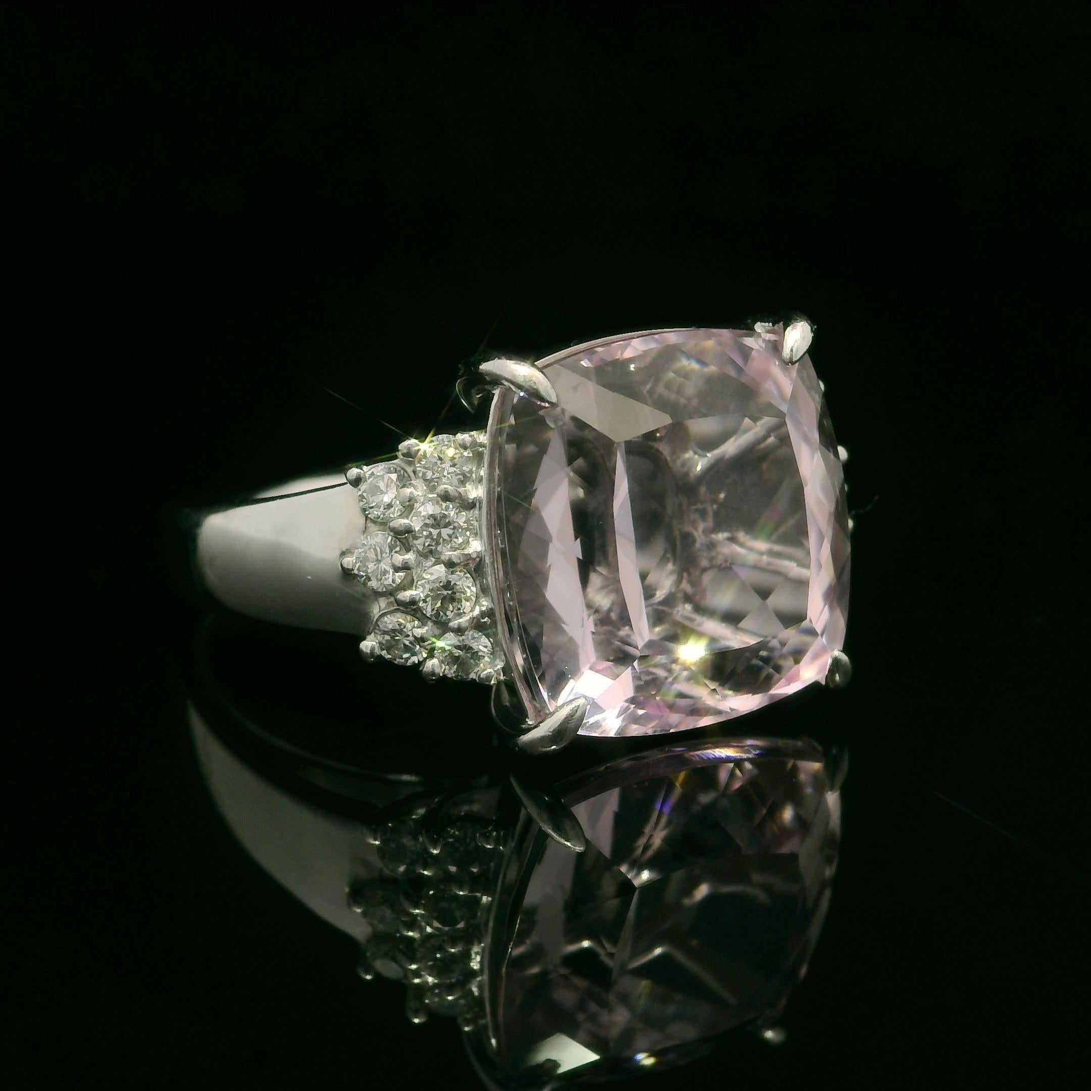 Taglio cuscino Anello in oro bianco 18 carati con morganite rosa e diamanti a cuscino grande da 8,35 carati in vendita
