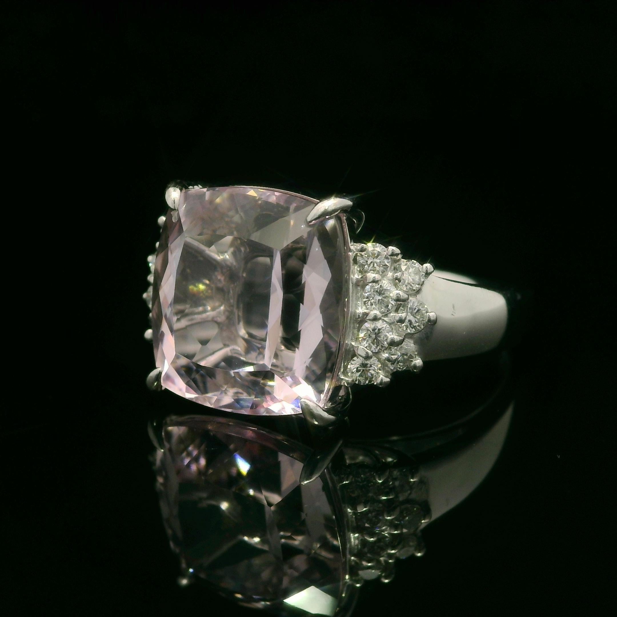 Anello in oro bianco 18 carati con morganite rosa e diamanti a cuscino grande da 8,35 carati In condizioni ottime in vendita a Montclair, NJ