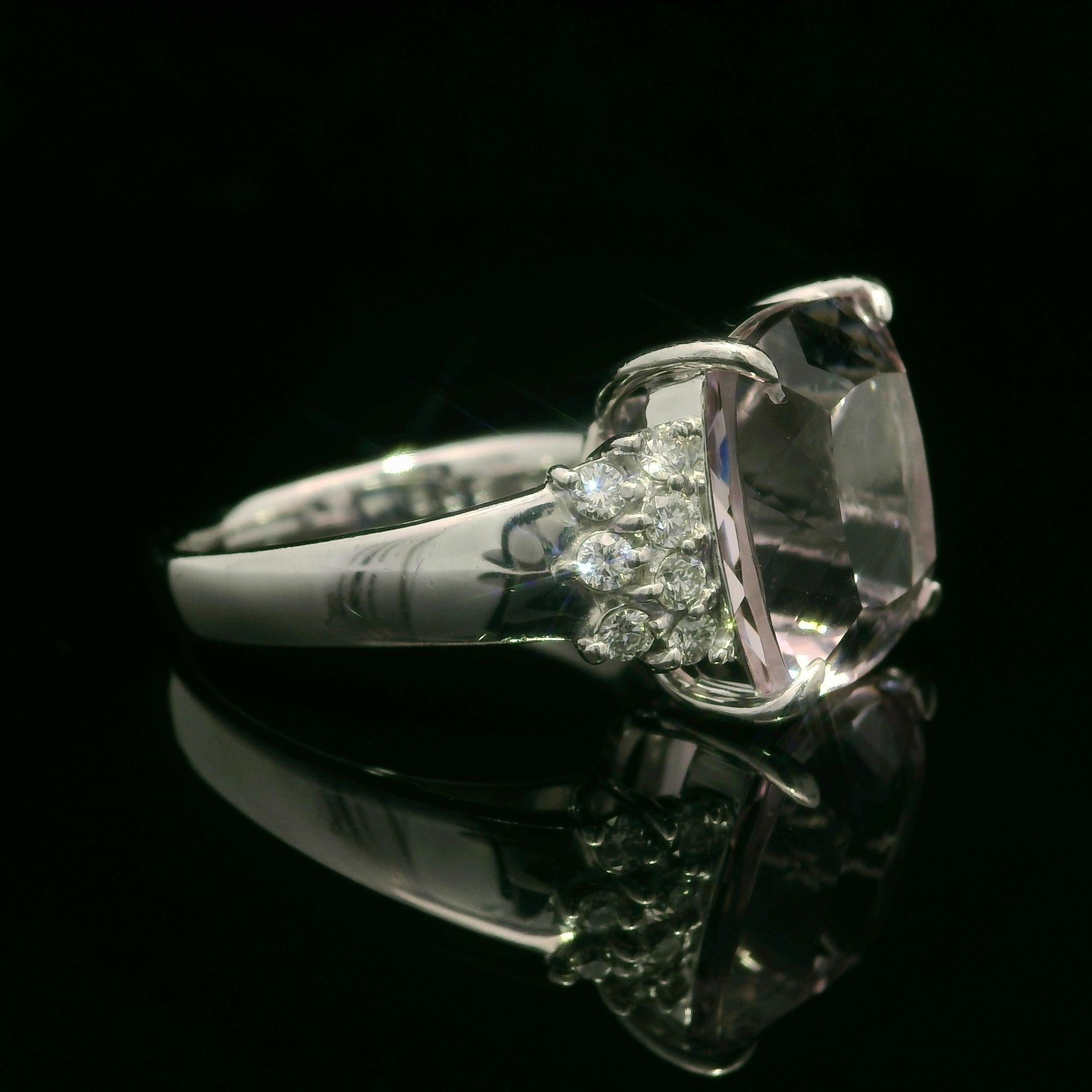 Donna Anello in oro bianco 18 carati con morganite rosa e diamanti a cuscino grande da 8,35 carati in vendita