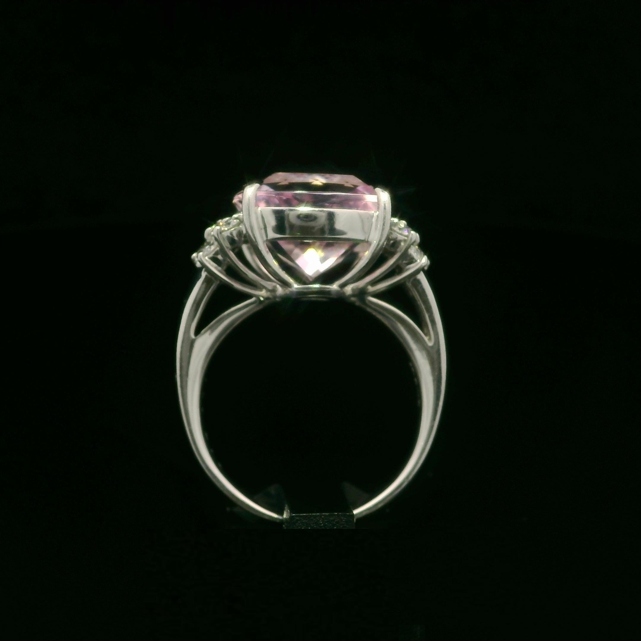 Anello in oro bianco 18 carati con morganite rosa e diamanti a cuscino grande da 8,35 carati in vendita 1