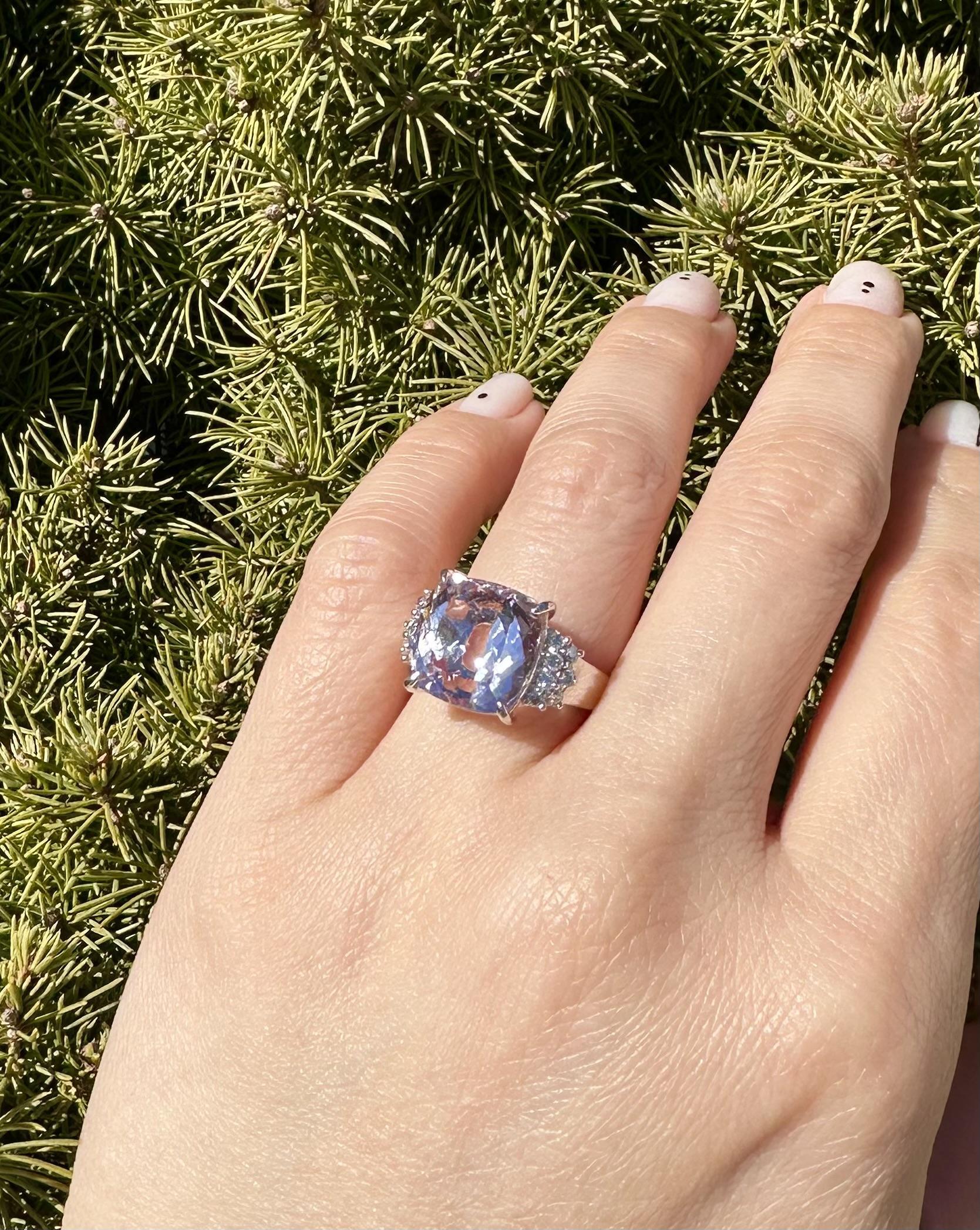 Anello in oro bianco 18 carati con morganite rosa e diamanti a cuscino grande da 8,35 carati in vendita 2