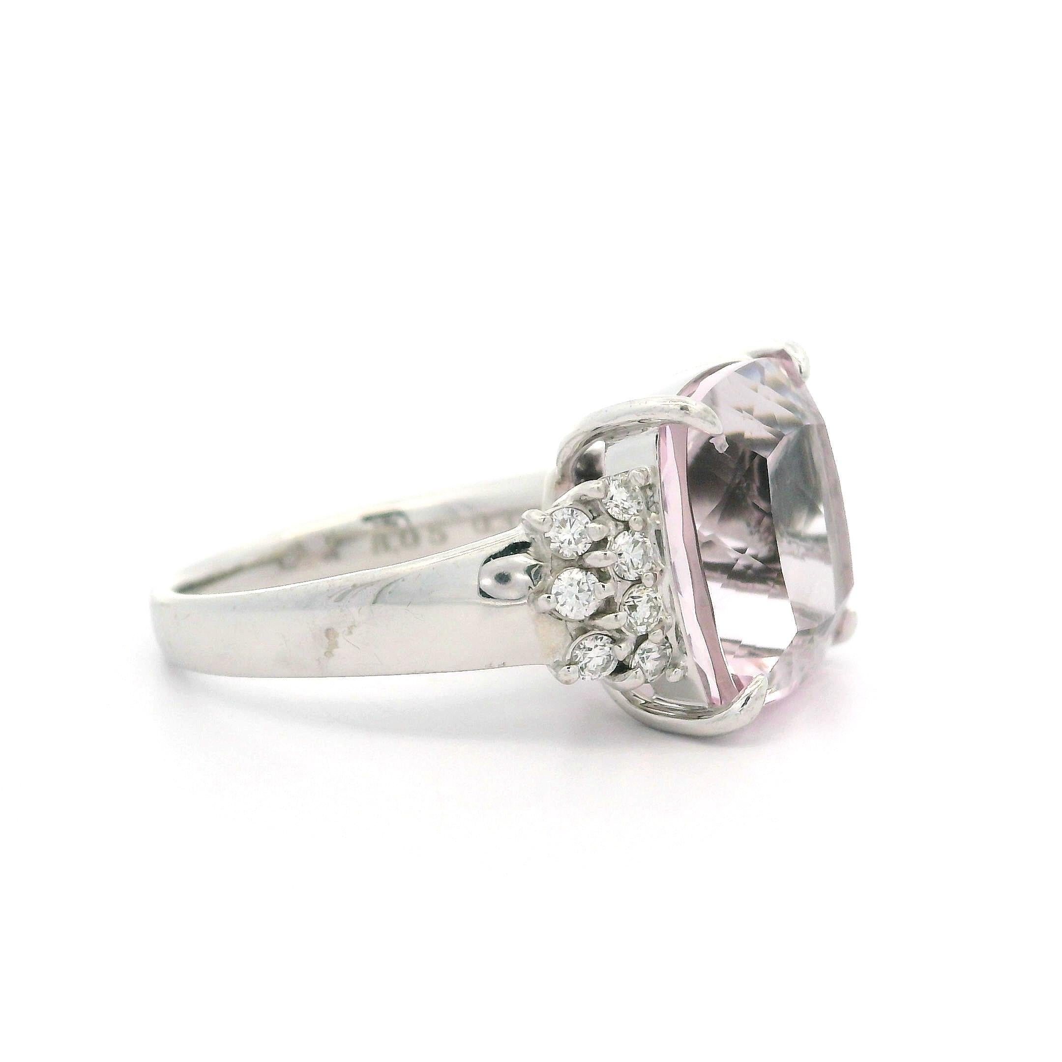 Anello in oro bianco 18 carati con morganite rosa e diamanti a cuscino grande da 8,35 carati in vendita 3