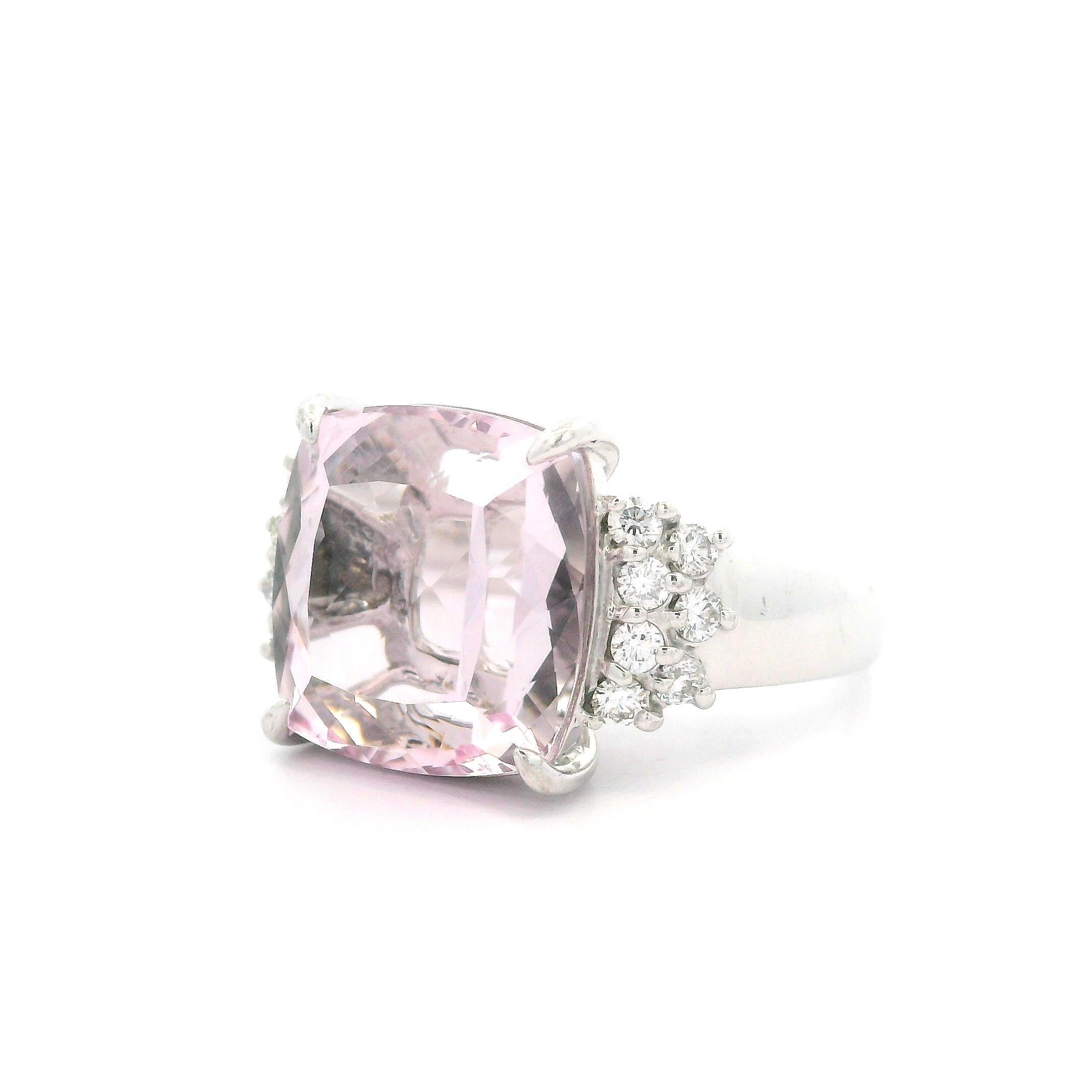 Anello in oro bianco 18 carati con morganite rosa e diamanti a cuscino grande da 8,35 carati in vendita 4