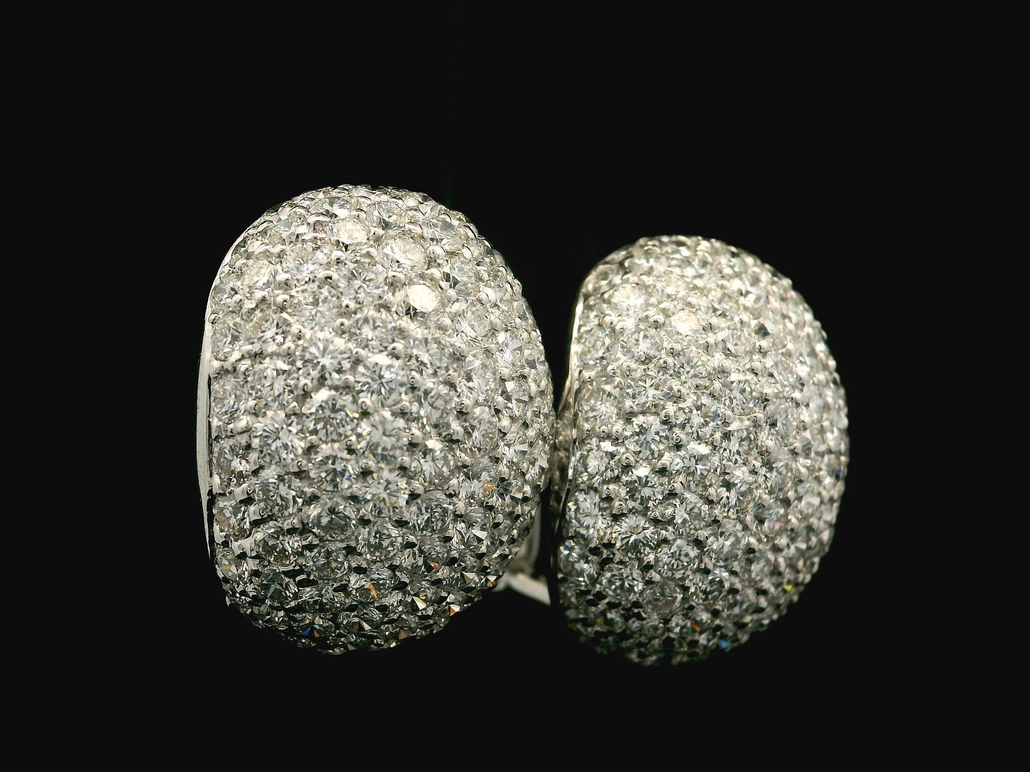 Boucles d'oreilles Omega en or blanc 18k 9.02ctw Pave Set Fiery Diamond Covered Domed Cuff en vente 5