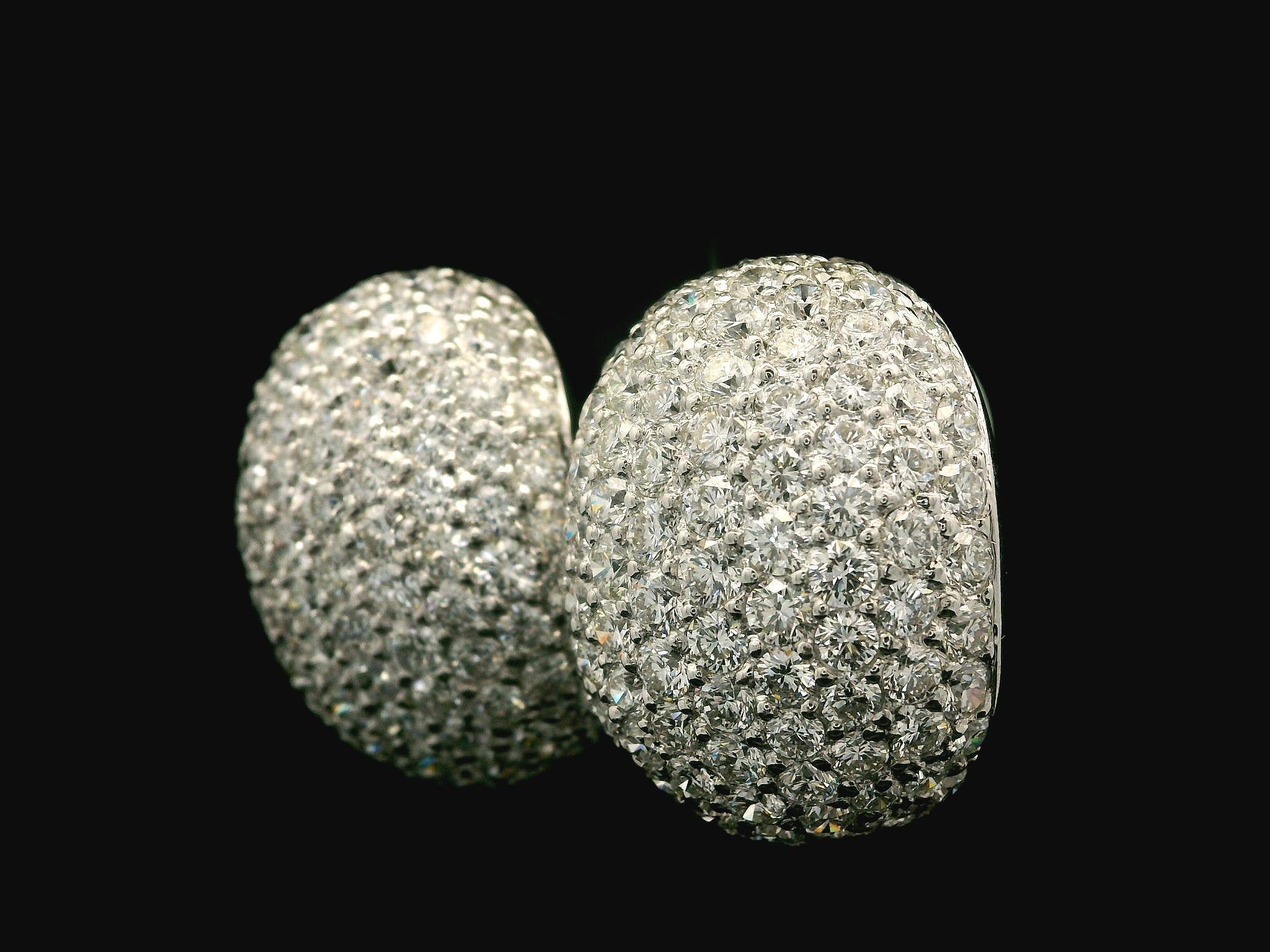 Boucles d'oreilles Omega en or blanc 18k 9.02ctw Pave Set Fiery Diamond Covered Domed Cuff en vente 6