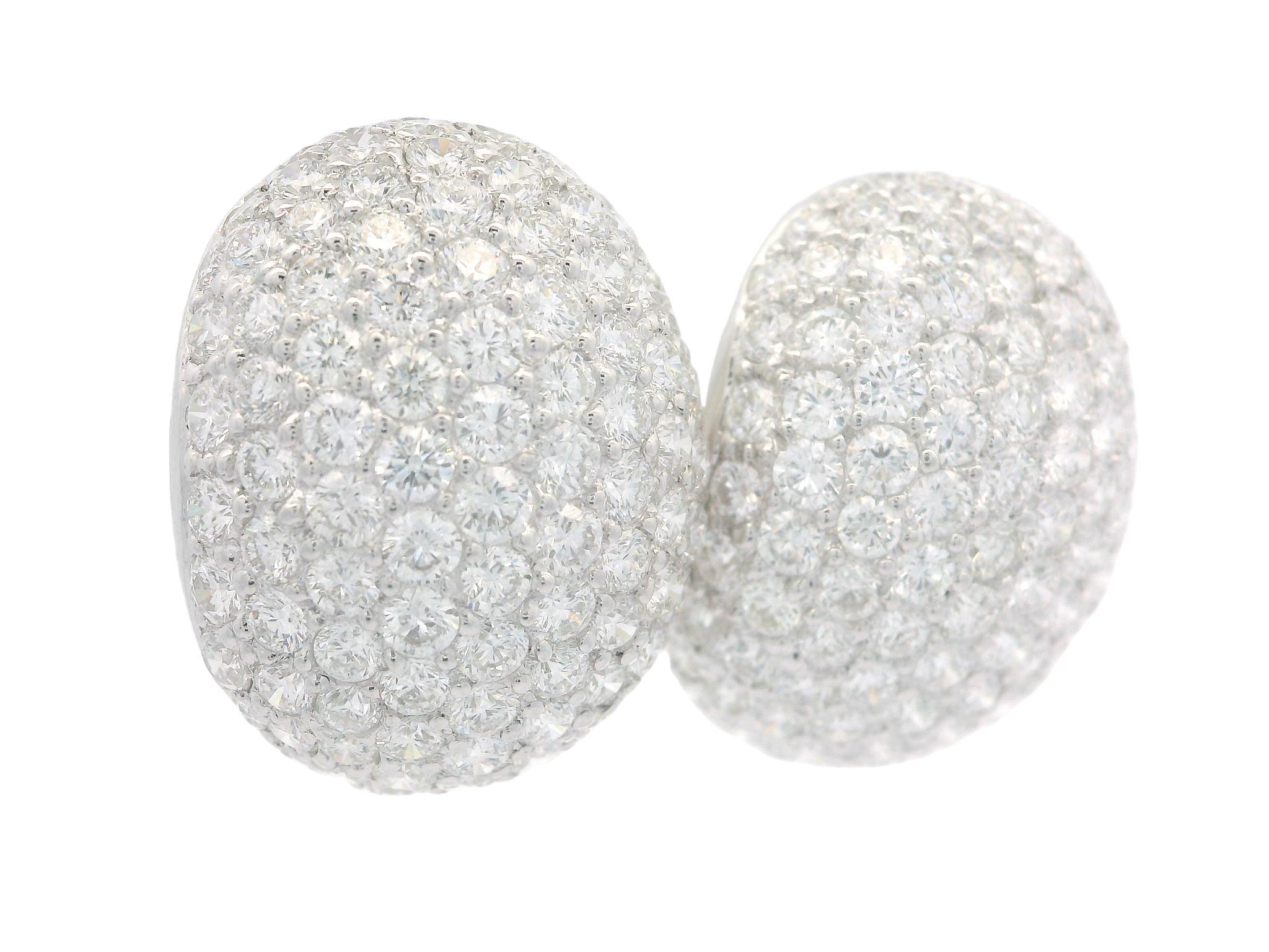 Boucles d'oreilles Omega en or blanc 18k 9.02ctw Pave Set Fiery Diamond Covered Domed Cuff Pour femmes en vente