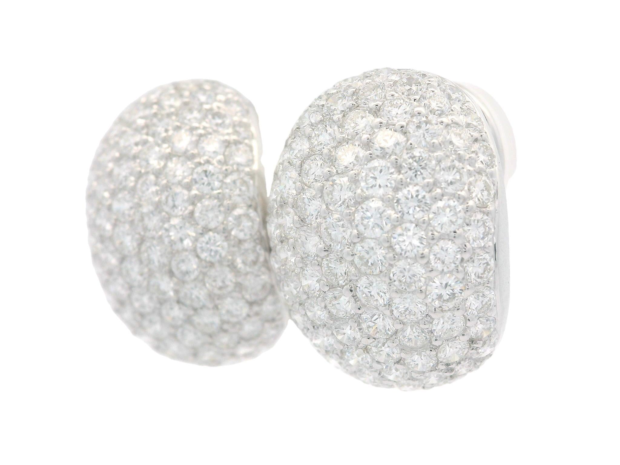 Boucles d'oreilles Omega en or blanc 18k 9.02ctw Pave Set Fiery Diamond Covered Domed Cuff en vente 1