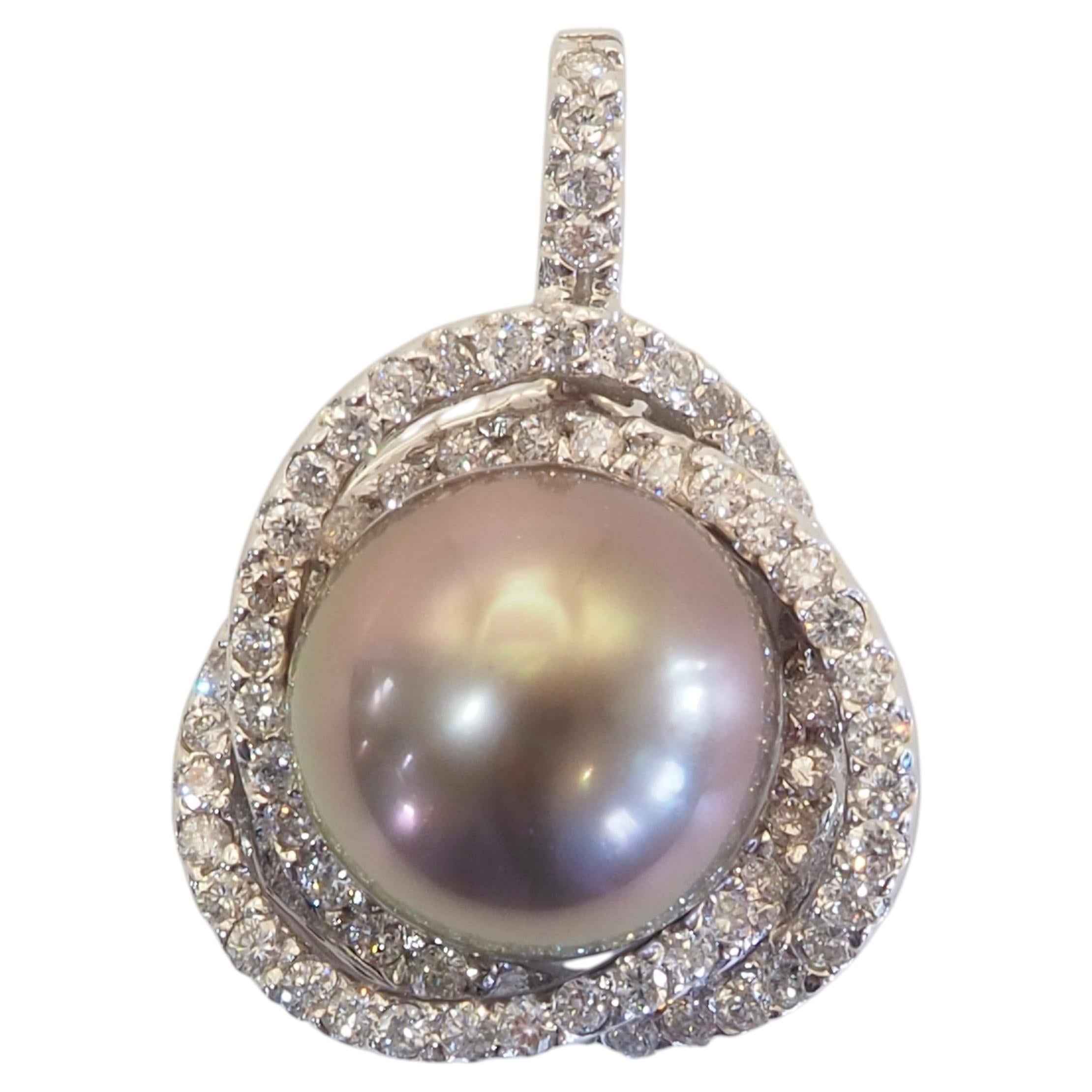 Anhänger aus 18 Karat Weißgold mit einer 9,2 mm großen Tahiti-Perle und einem Diamant-Halo im Blumenmotiv (0,36 Karat)