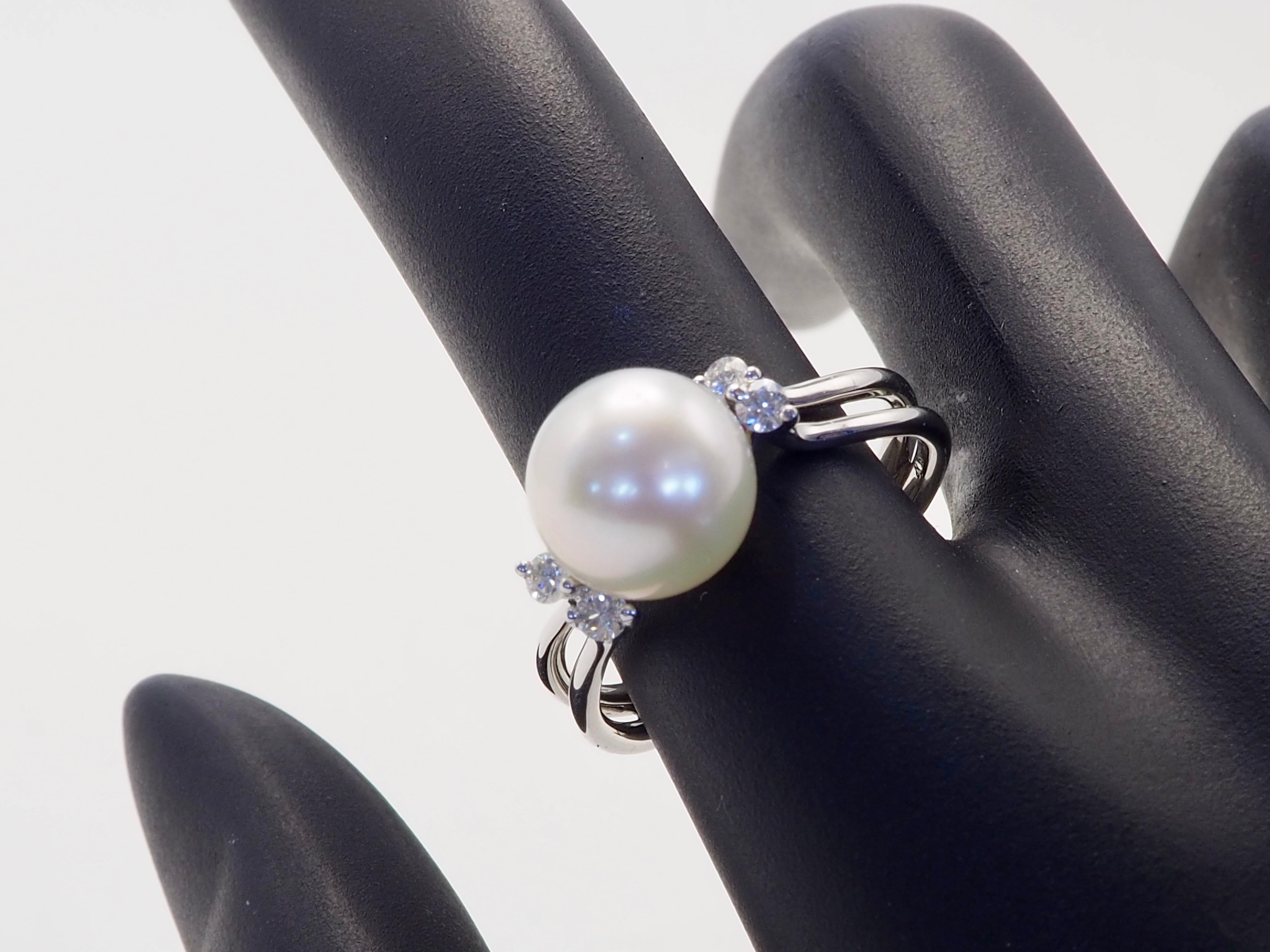 Anello con gambo spezzato in oro bianco 18 carati con perla bianca dei mari del sud da 9,2 mm e diamante da 0,16 carati in vendita 5