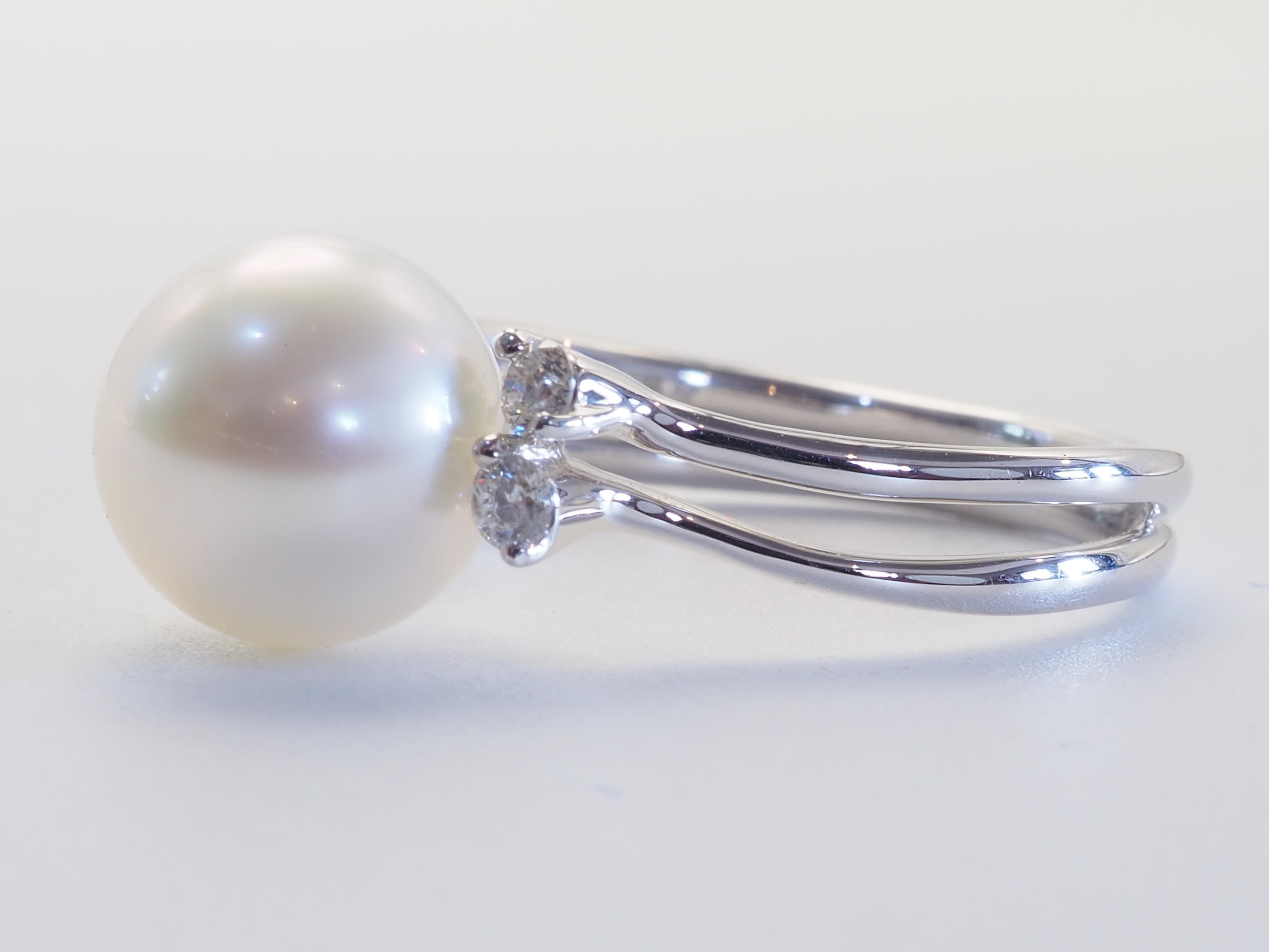 La perla bianca dei mari del sud, pur essendo delicata con un diametro di 9.2 mm, è molto lucida e trasparente. I quattro diamanti brillanti sono di dimensioni decenti e di buona qualità, il che aumenta il livello di fascino.
Una lavorazione