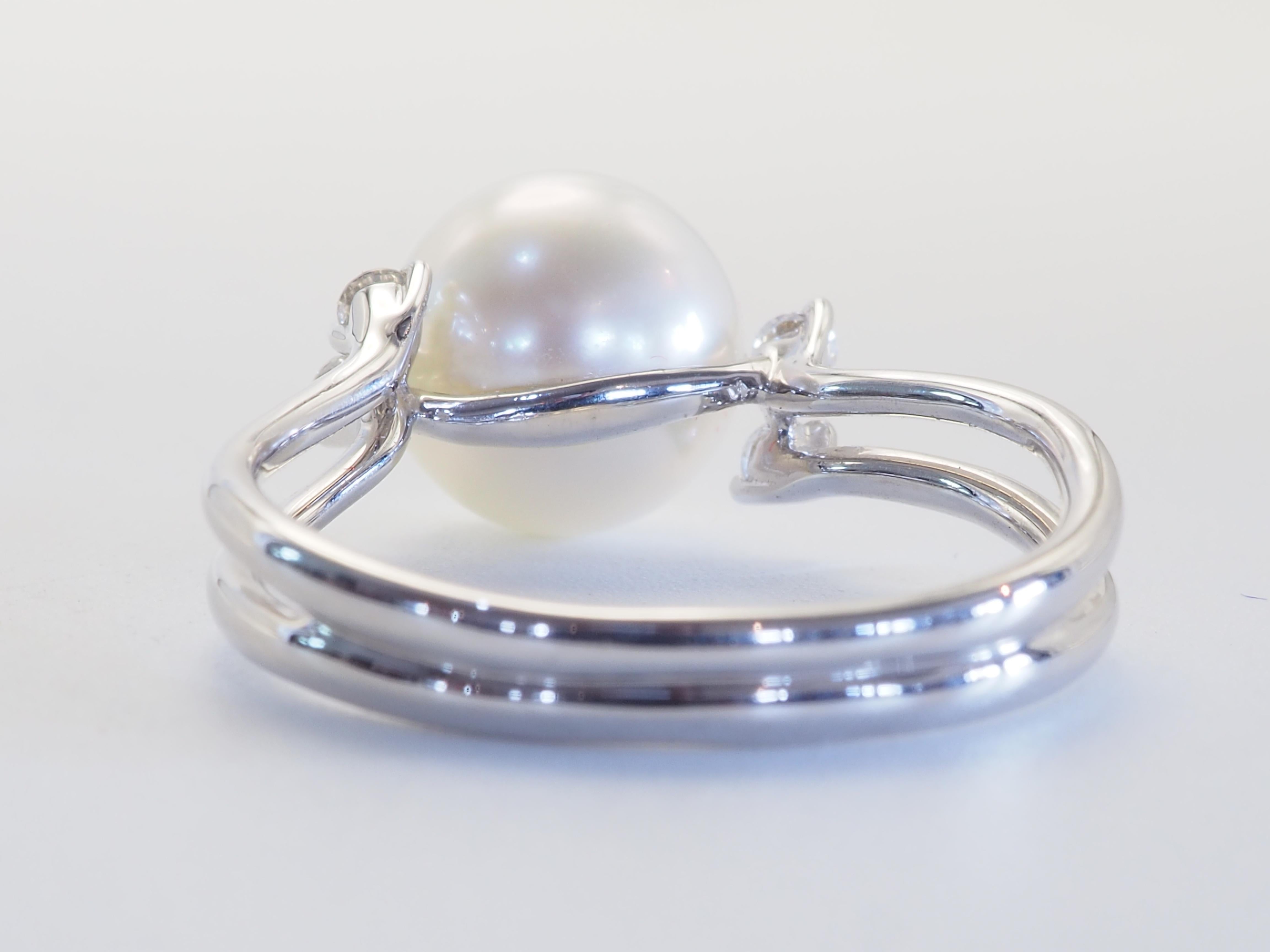 Taglio rotondo Anello con gambo spezzato in oro bianco 18 carati con perla bianca dei mari del sud da 9,2 mm e diamante da 0,16 carati in vendita