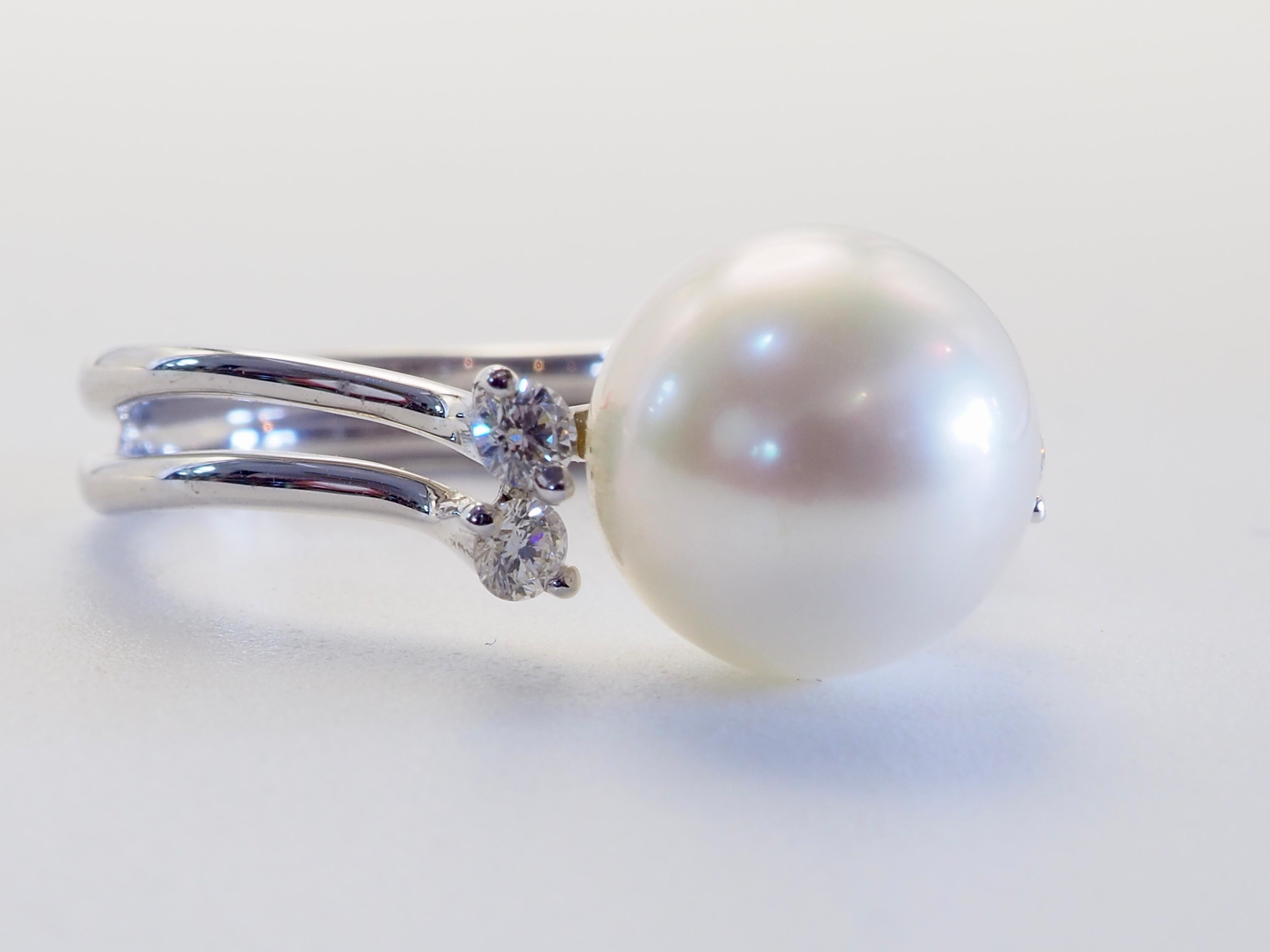 Anello con gambo spezzato in oro bianco 18 carati con perla bianca dei mari del sud da 9,2 mm e diamante da 0,16 carati In condizioni Nuovo in vendita a เกาะสมุย, TH