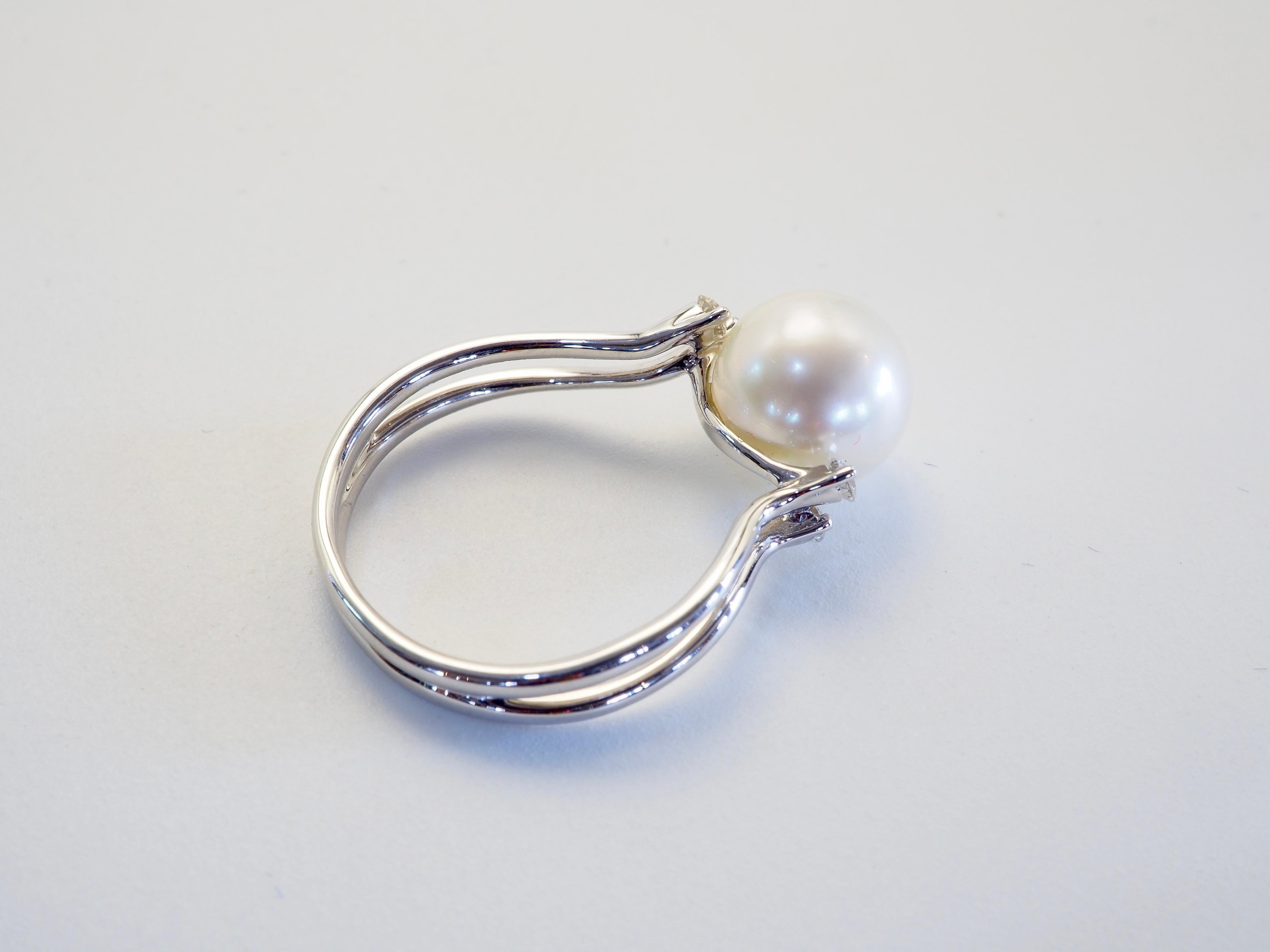 Donna Anello con gambo spezzato in oro bianco 18 carati con perla bianca dei mari del sud da 9,2 mm e diamante da 0,16 carati in vendita