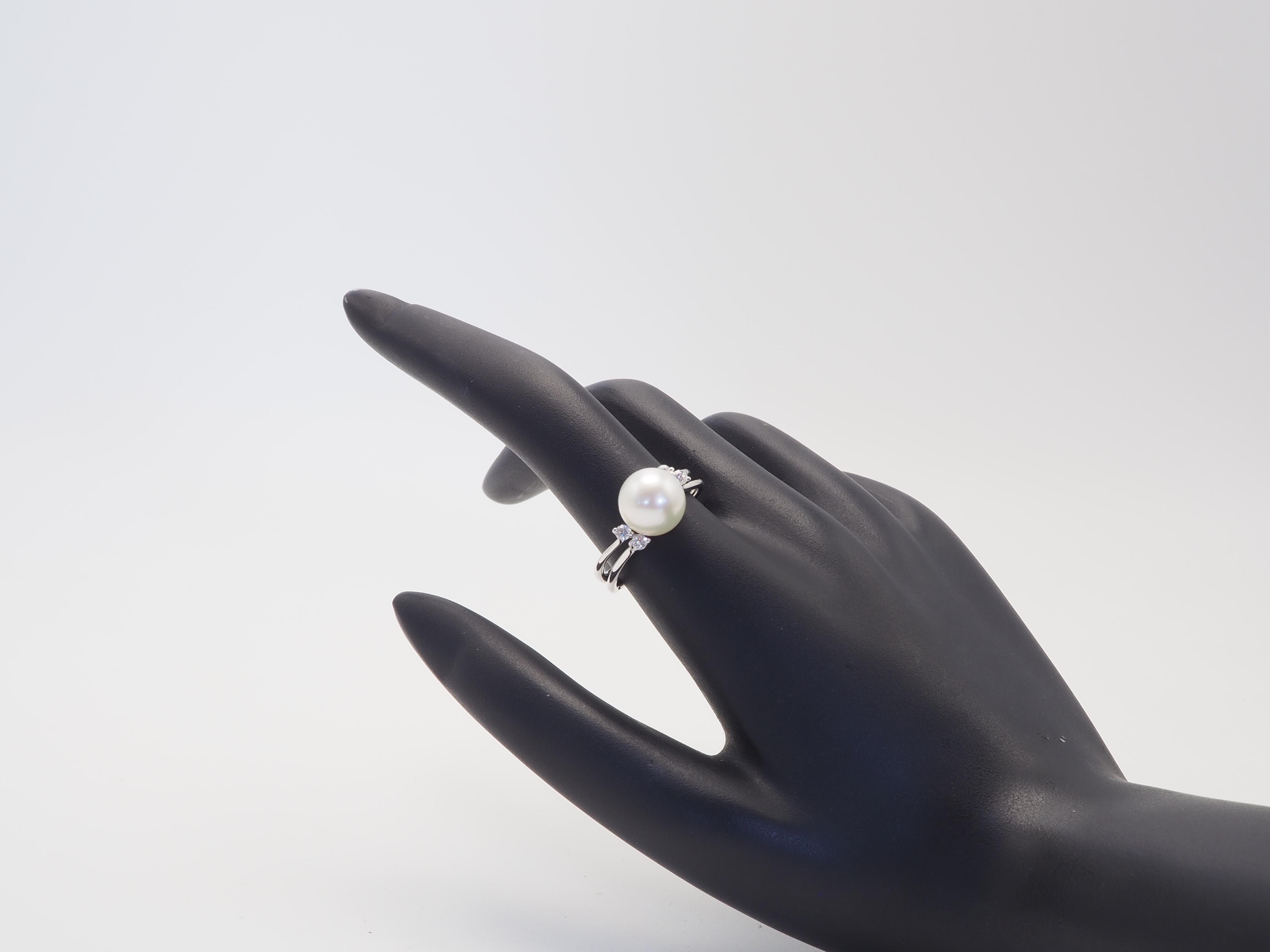 Anello con gambo spezzato in oro bianco 18 carati con perla bianca dei mari del sud da 9,2 mm e diamante da 0,16 carati in vendita 1