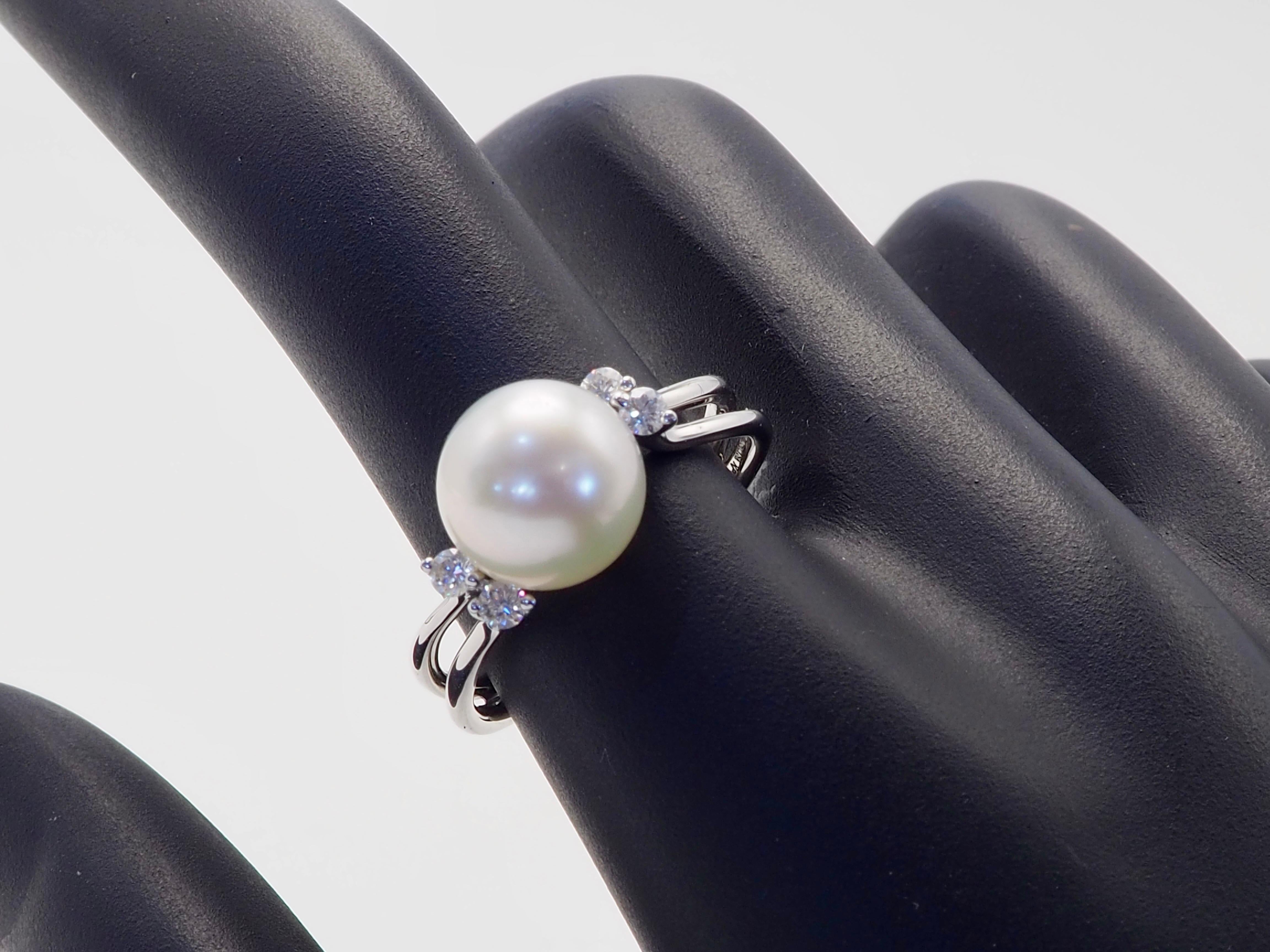 Anello con gambo spezzato in oro bianco 18 carati con perla bianca dei mari del sud da 9,2 mm e diamante da 0,16 carati in vendita 2