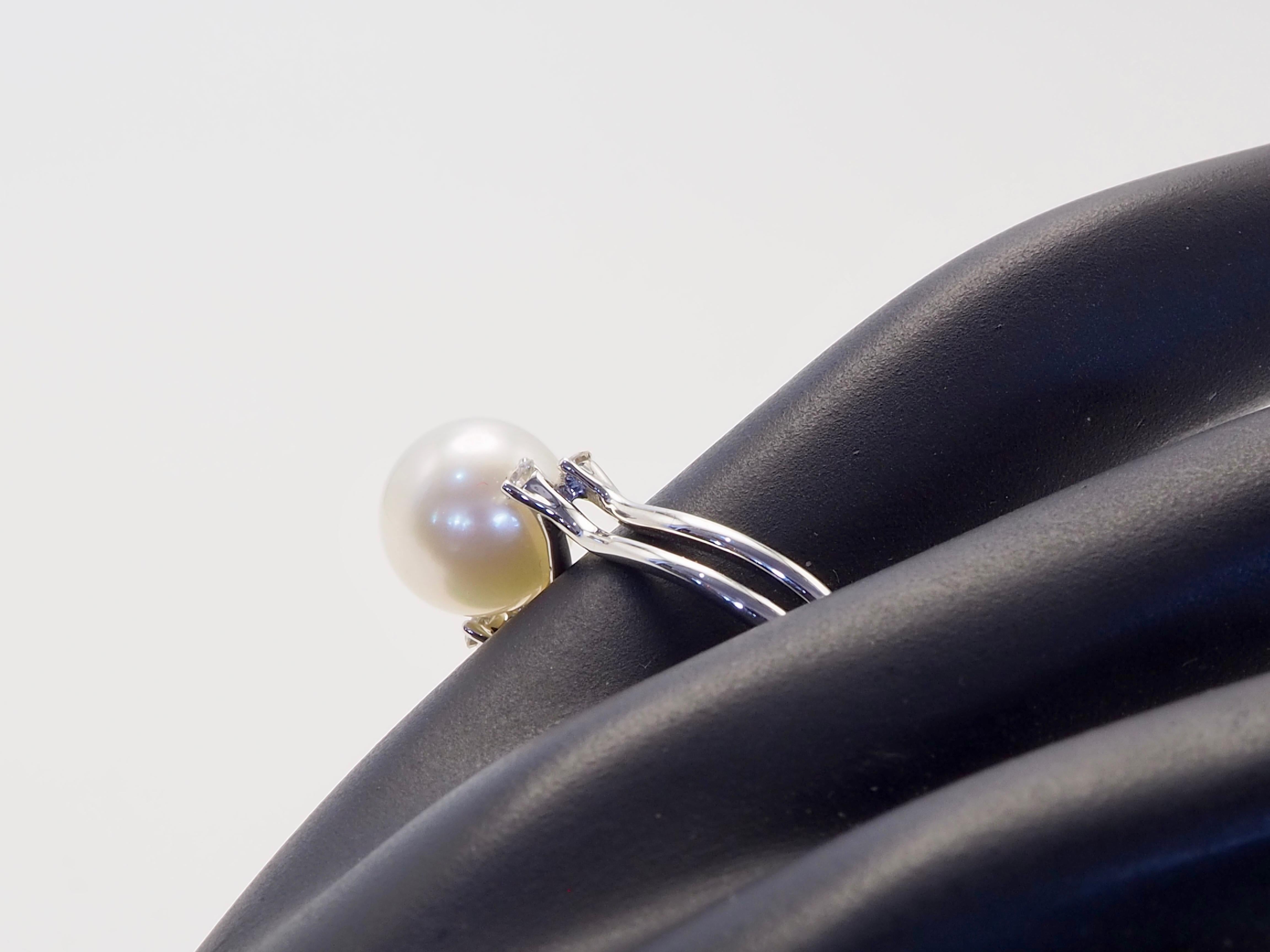 Anello con gambo spezzato in oro bianco 18 carati con perla bianca dei mari del sud da 9,2 mm e diamante da 0,16 carati in vendita 3