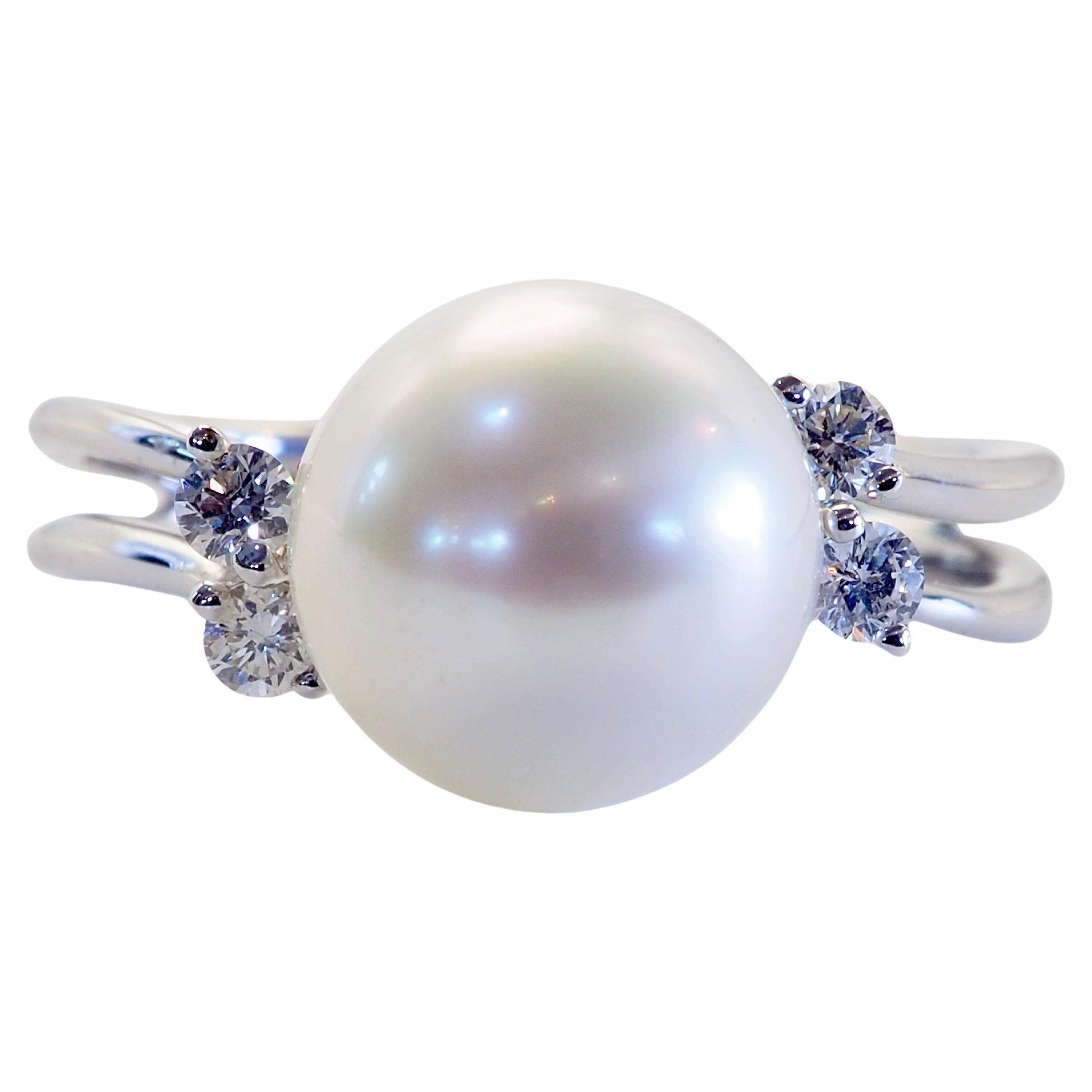 Anello con gambo spezzato in oro bianco 18 carati con perla bianca dei mari del sud da 9,2 mm e diamante da 0,16 carati in vendita