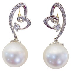 Orecchini con perla bianca dei mari del sud da 9,2 mm e diamante da 0,17 carati in oro bianco 18K