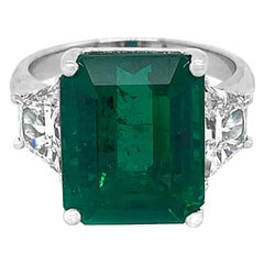 18K White Gold 9.39 Carat Octagonal Green Emerald 1.21 CT Trapezoid Diamond Ring