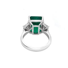 18K White Gold 9.39 Carat Octagonal Green Emerald 1.21 CT Trapezoid Diamond Ring
