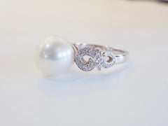 Anillo de oro blanco de 18 quilates con una perla brillante del Mar del Sur de 9,5 mm y un remolino de diamantes de 0,14 ct