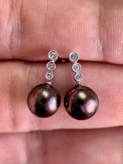 Pendientes colgantes de oro blanco de 18 quilates con una perla de Tahití de color rojo-púrpura de 9,5 mm y un diamante de 0,15 quilates