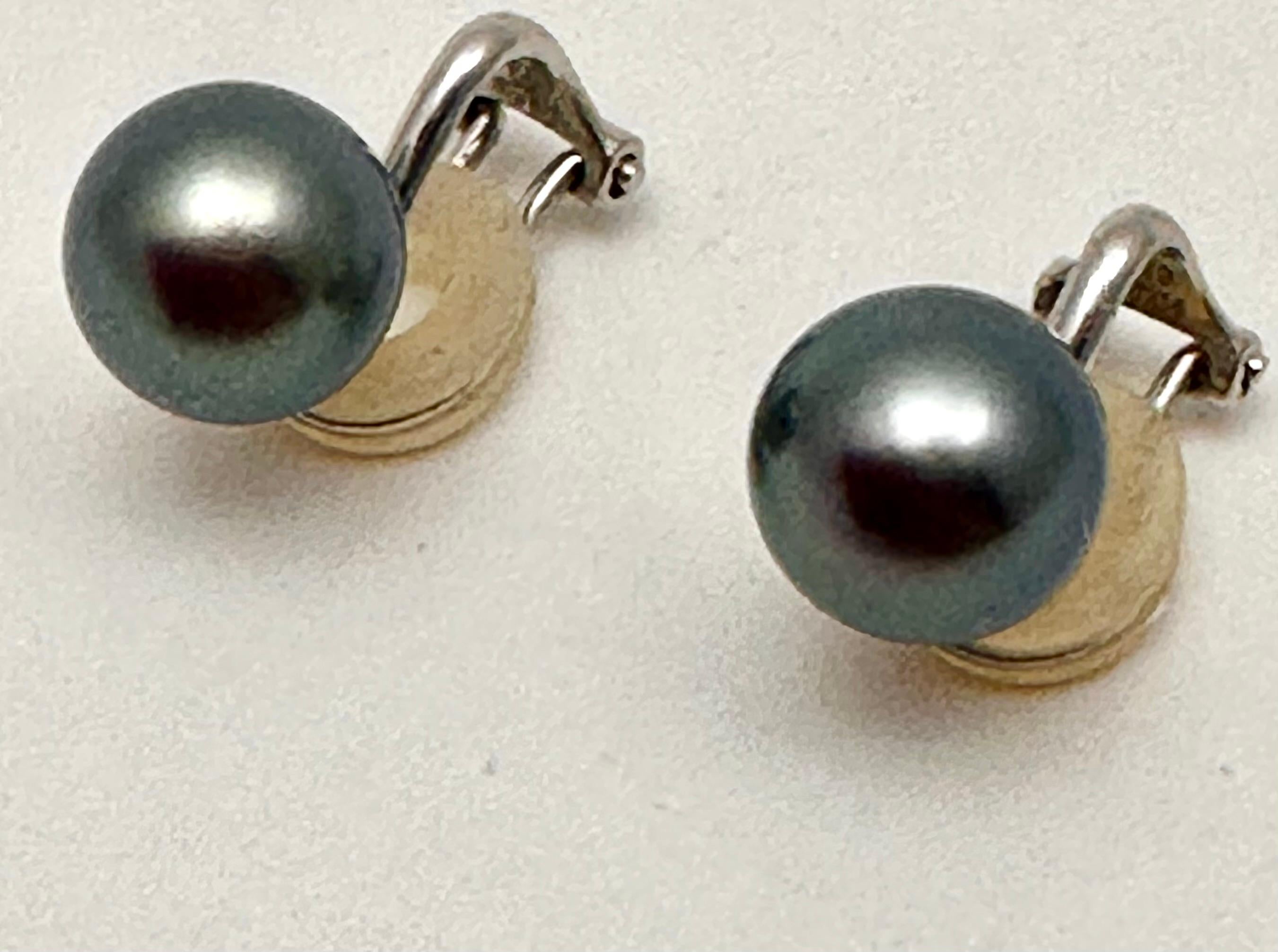 18k White Gold 9.5mm Round Gray Tahitian Pearl Clip On Earrings
These classic 9.5 mm pearl stud earrings are available for non-pierced ears in this elegant design. The clip-on setting features a comfortable omega-back of 18-karat  white gold. The
