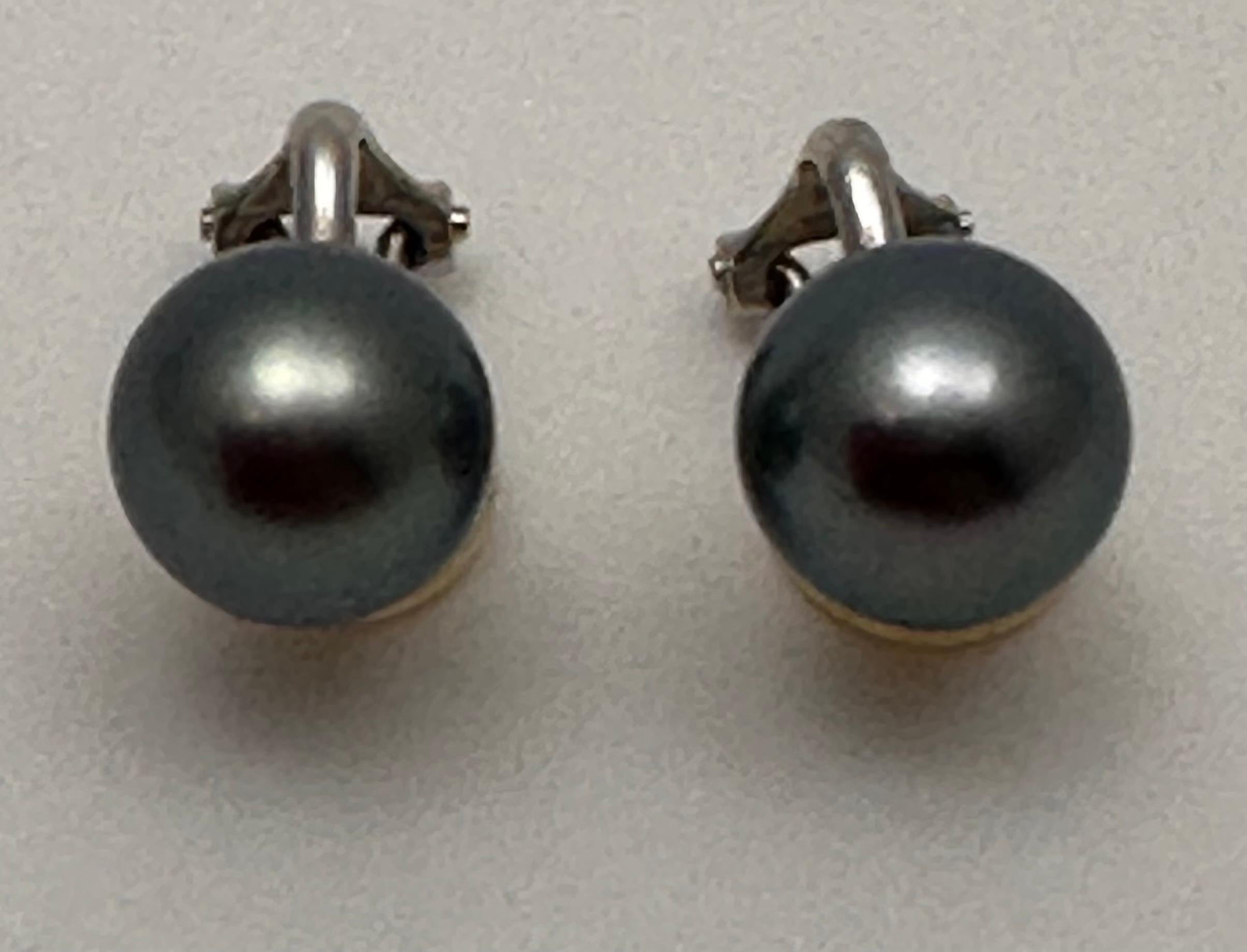 Modern 18k White Gold 9.5mm Round Gray Tahitian Pearl Clip On Earrings For Sale