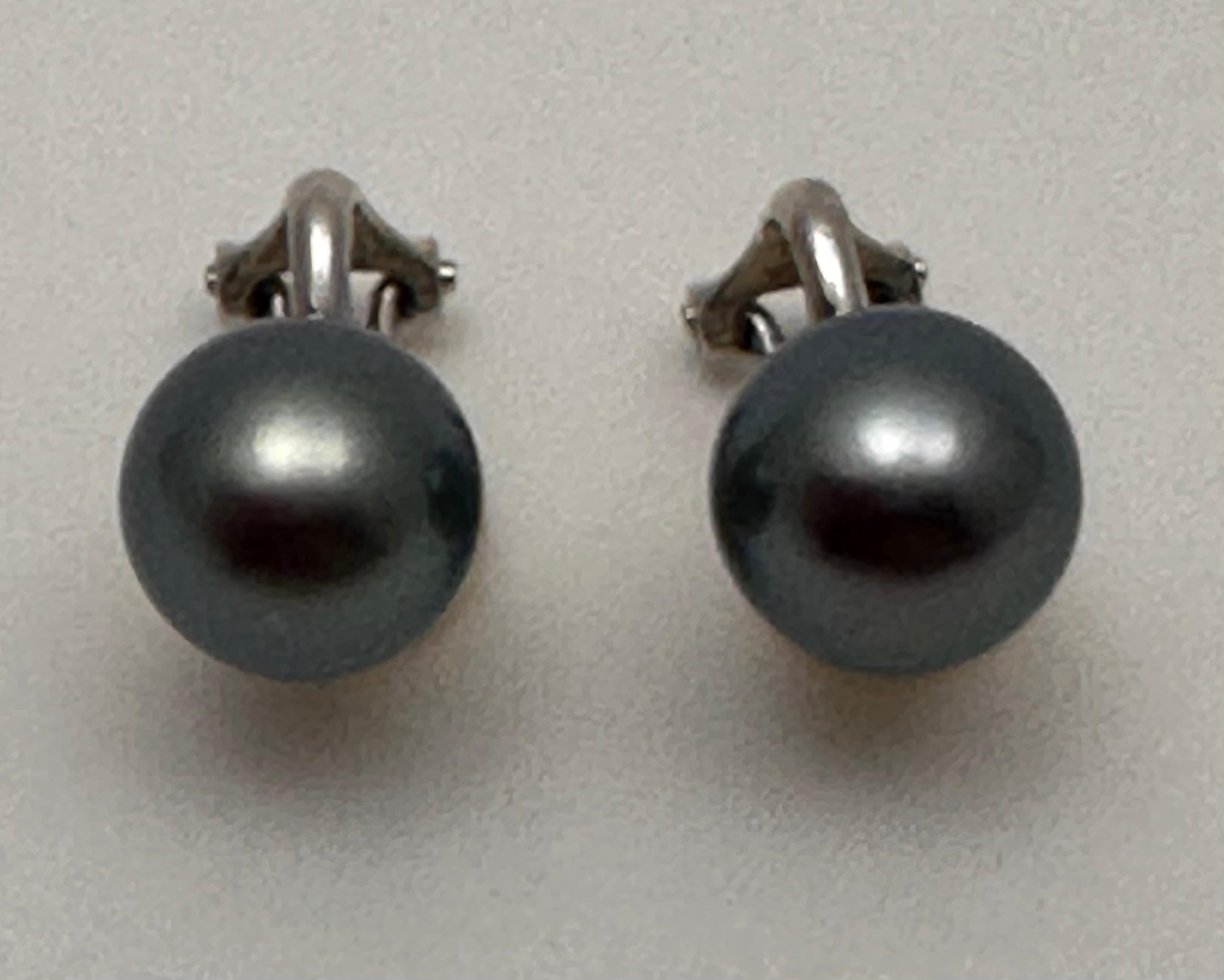 Round Cut 18k White Gold 9.5mm Round Gray Tahitian Pearl Clip On Earrings For Sale