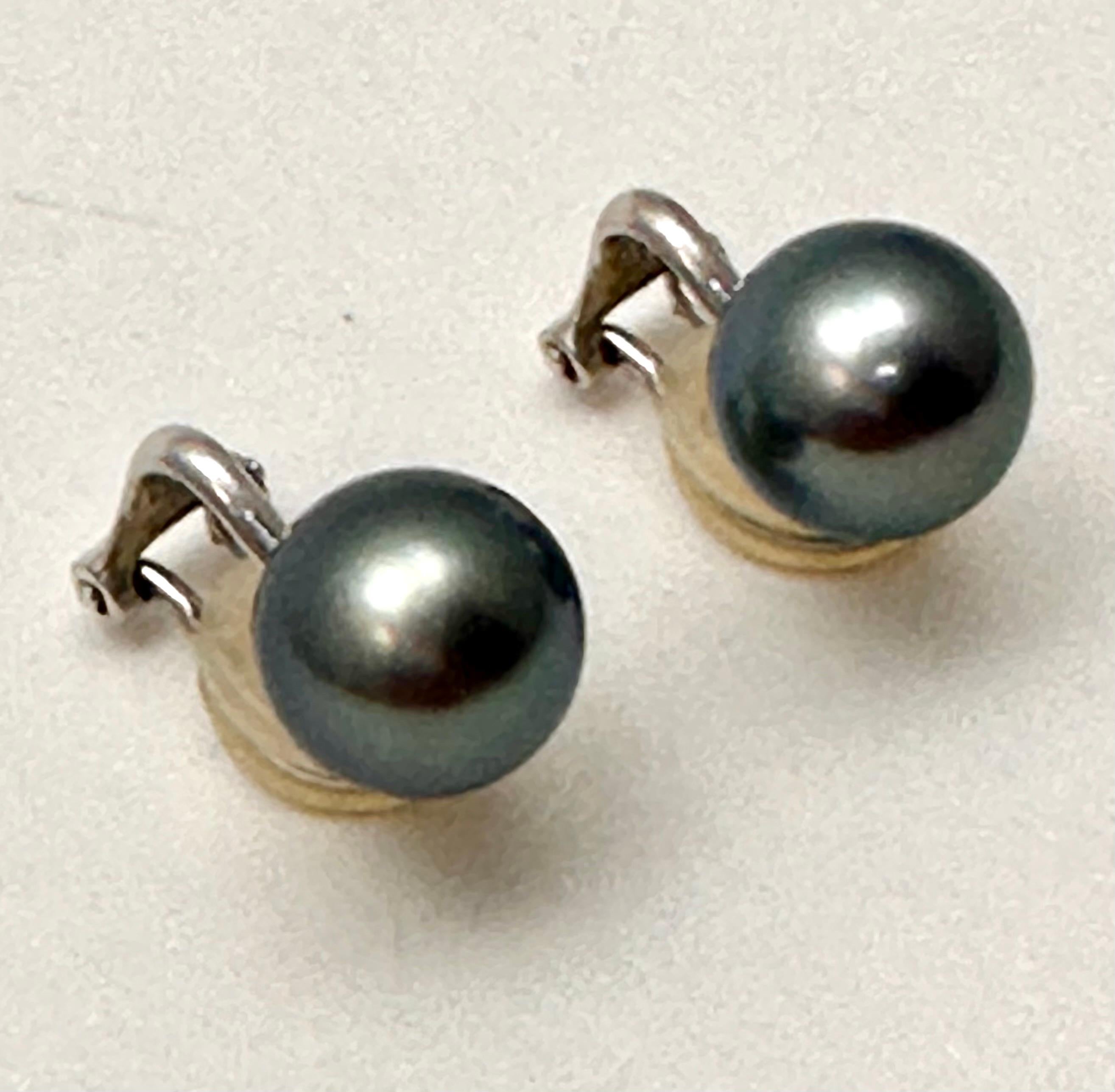 Women's 18k White Gold 9.5mm Round Gray Tahitian Pearl Clip On Earrings For Sale