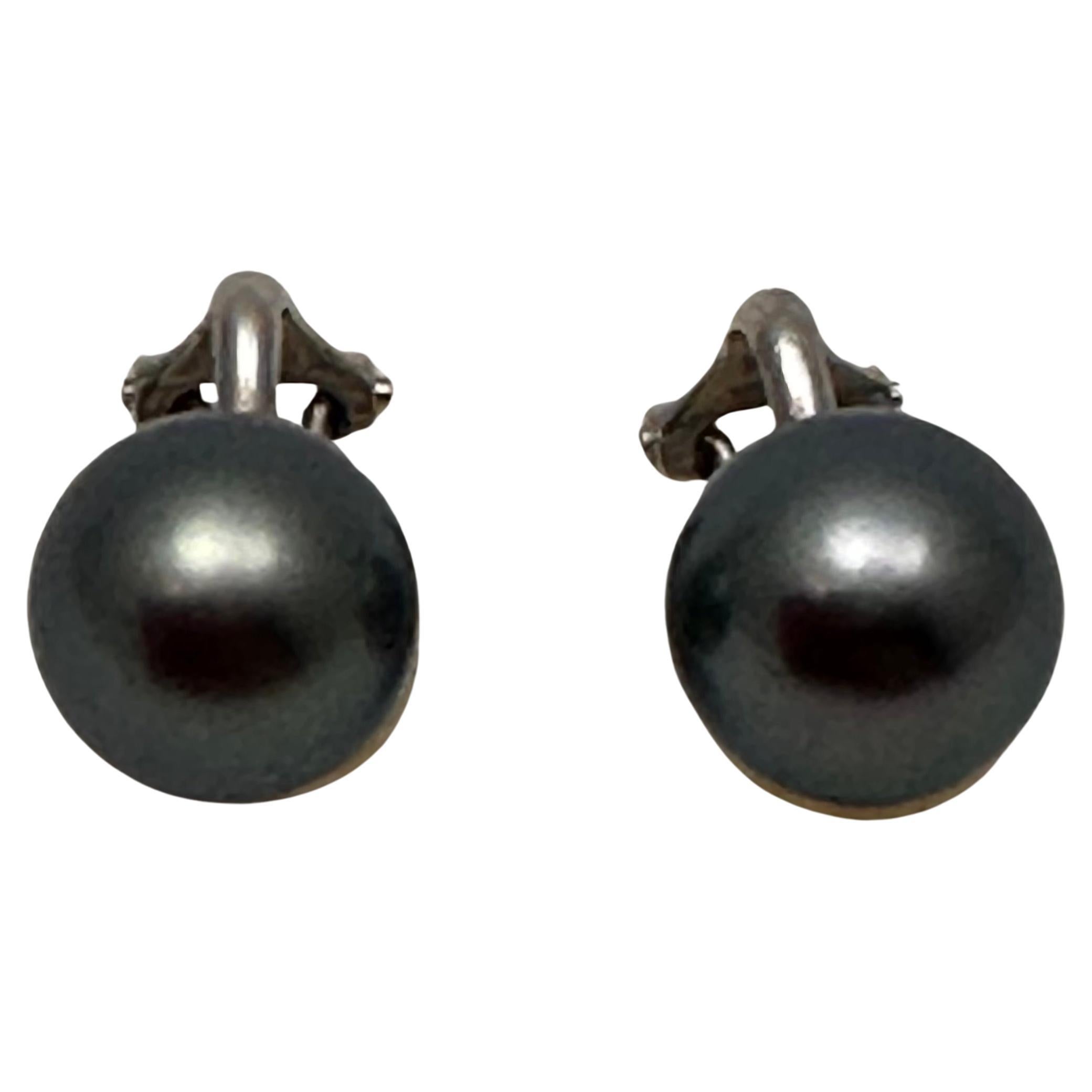 18k White Gold 9.5mm Round Gray Tahitian Pearl Clip On Earrings For Sale