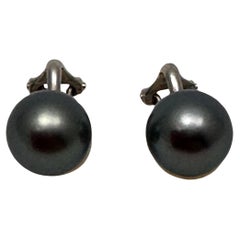 Boucles d'oreilles clips en or blanc 18k perles de Tahiti grises rondes 9.5mm