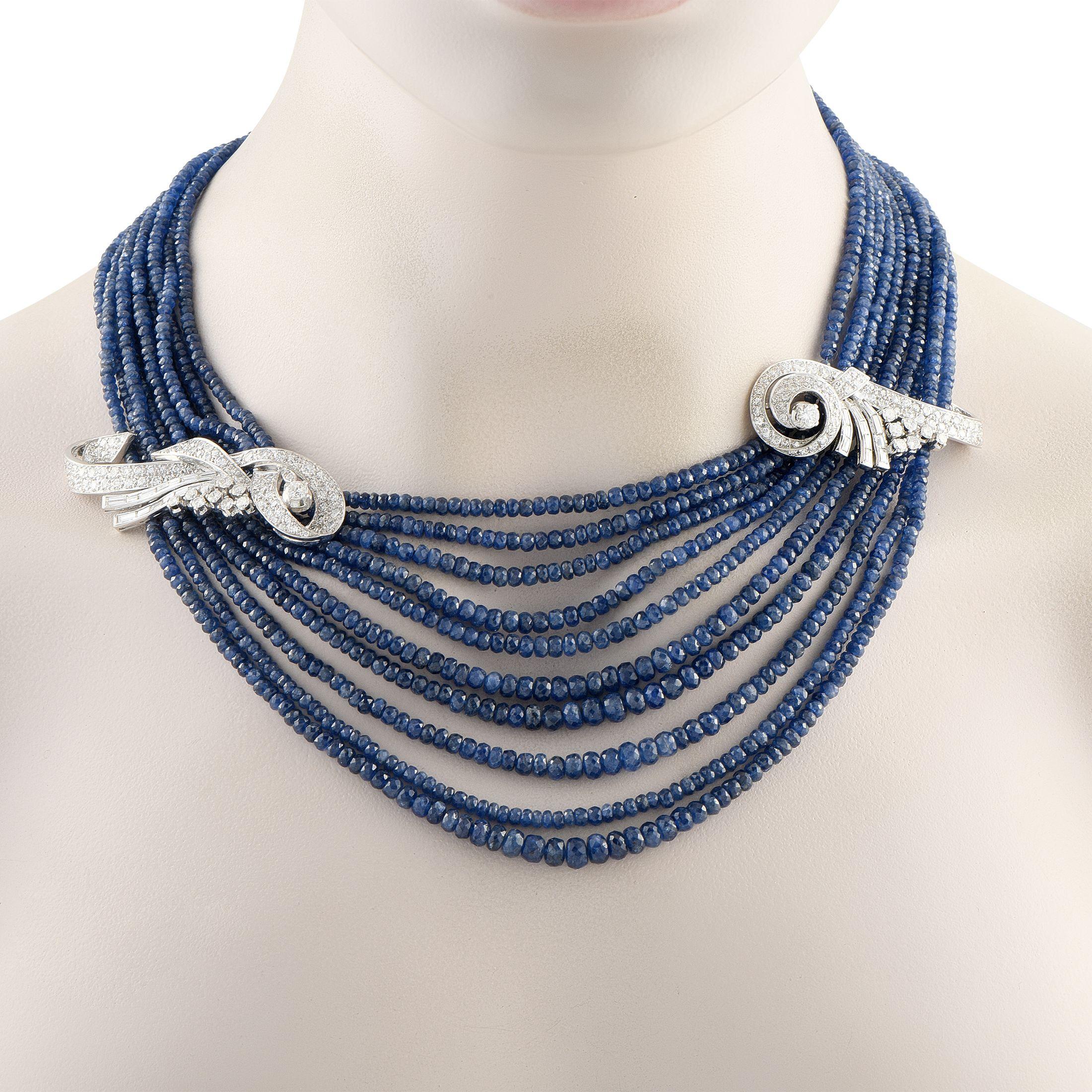 Colori ricchi e scintille brillanti si uniscono per creare una dichiarazione audace e lussuosa. Questa opulenta collana pesa 169,8 grammi e si drappeggia graziosamente con molteplici fili di perle di zaffiro per un totale stimato di 400,0 carati.