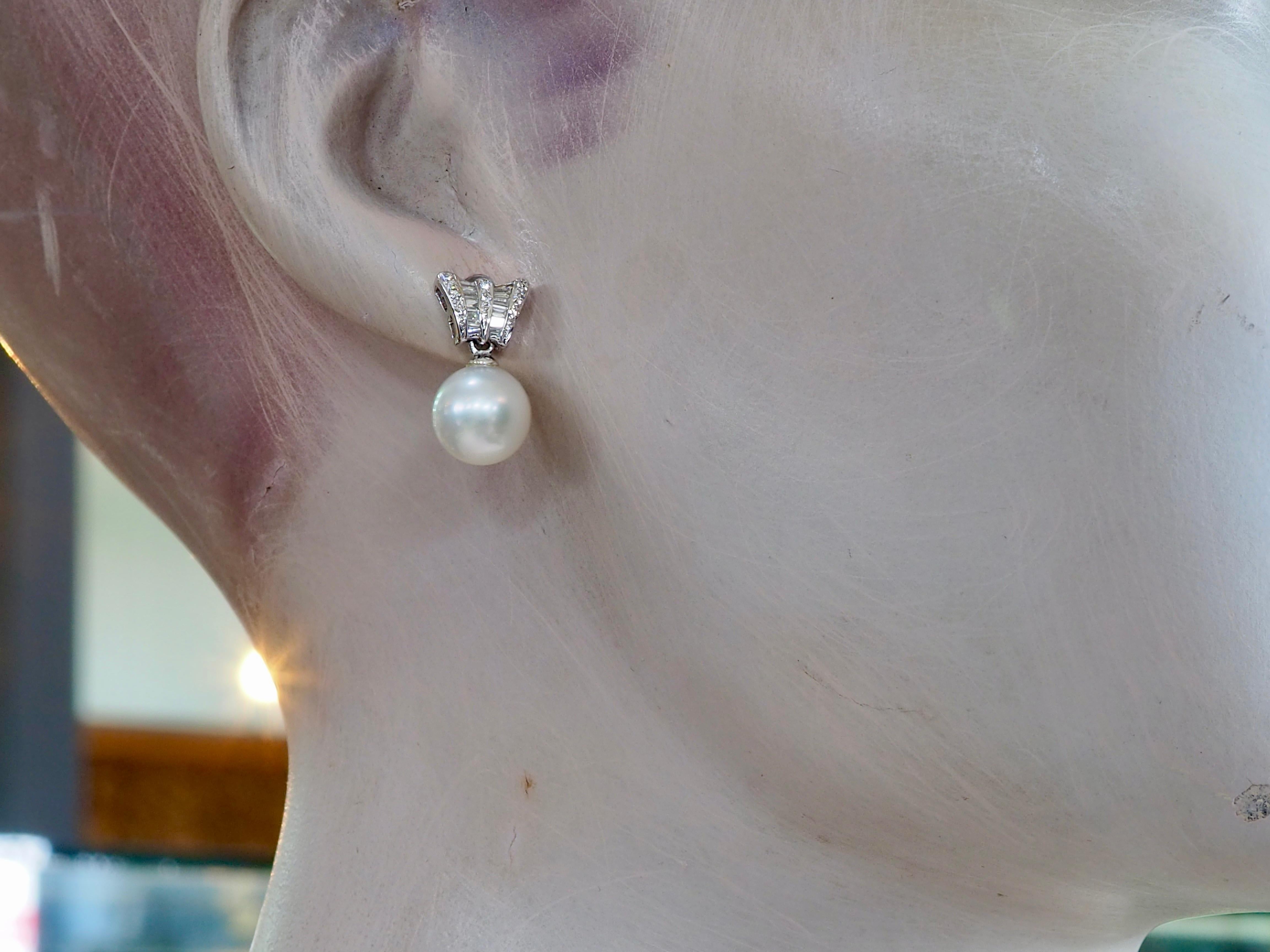 18K Weißgold 9,7mm weiße Südseeperle & 0,38ct Diamant Ohrringe im Angebot 1