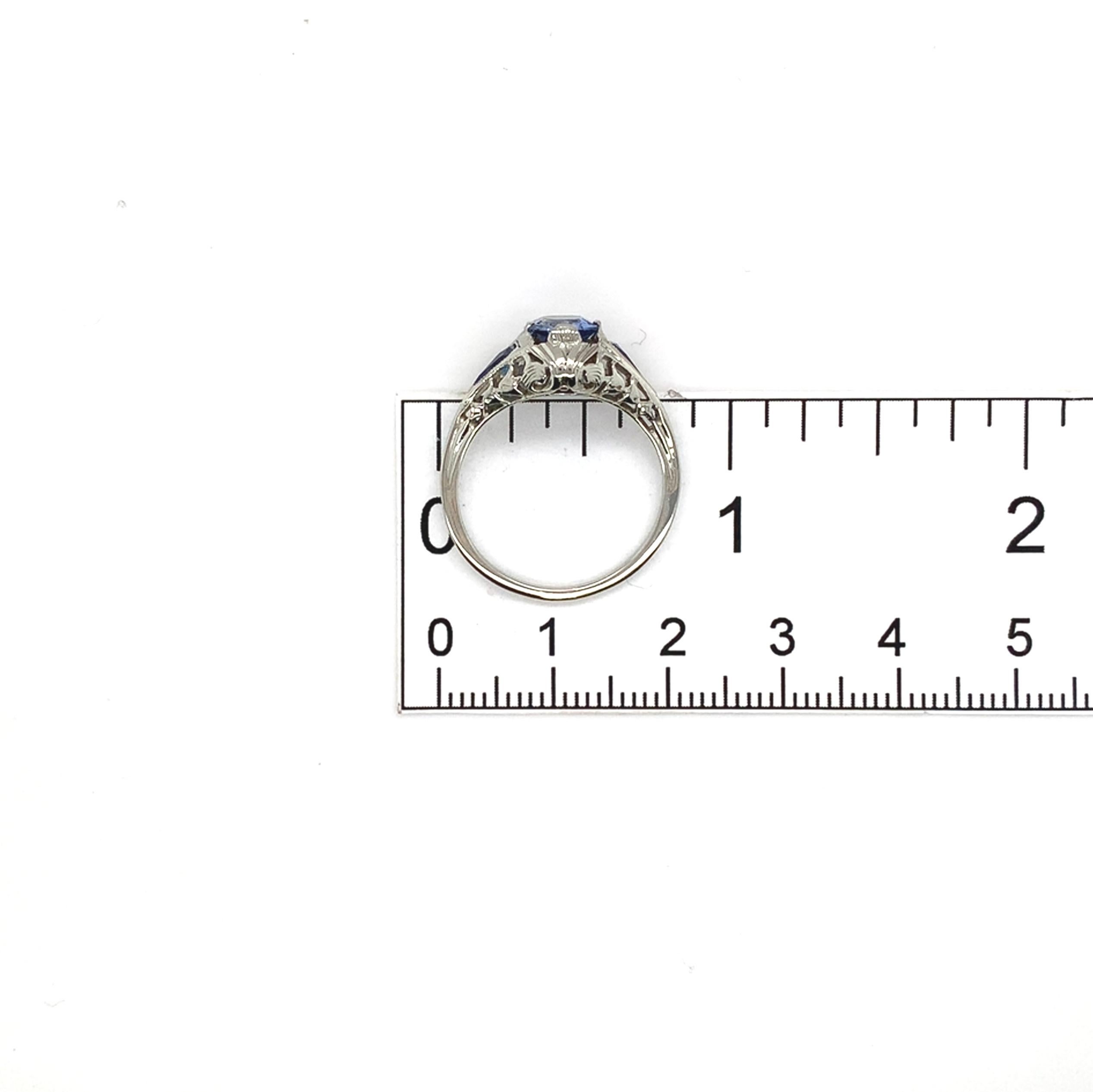 Anello filigranato con zaffiro blu di Ceylon taglio Asscher in oro bianco 18 carati da 0,98 carati in vendita 5