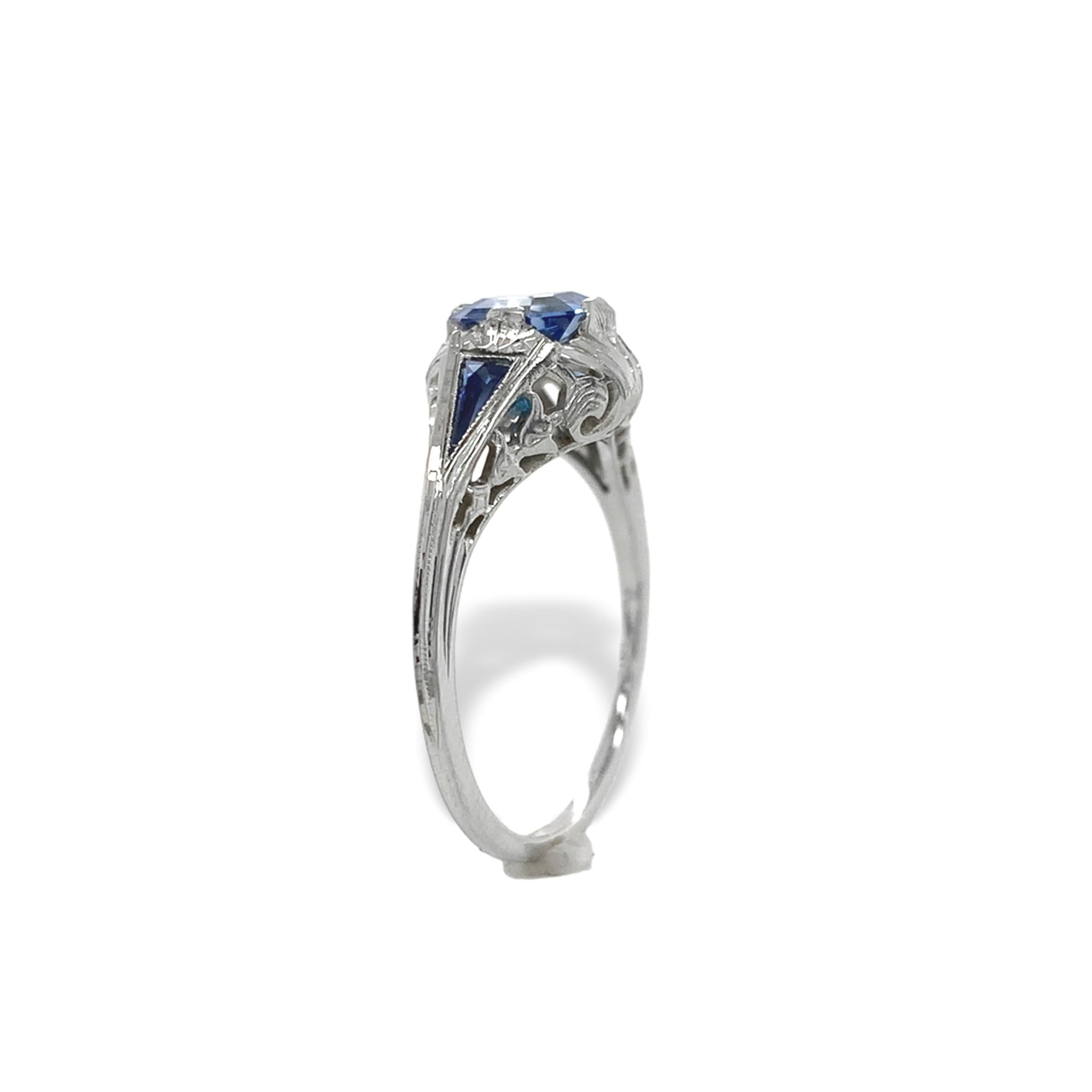 Taglio Asscher Anello filigranato con zaffiro blu di Ceylon taglio Asscher in oro bianco 18 carati da 0,98 carati in vendita