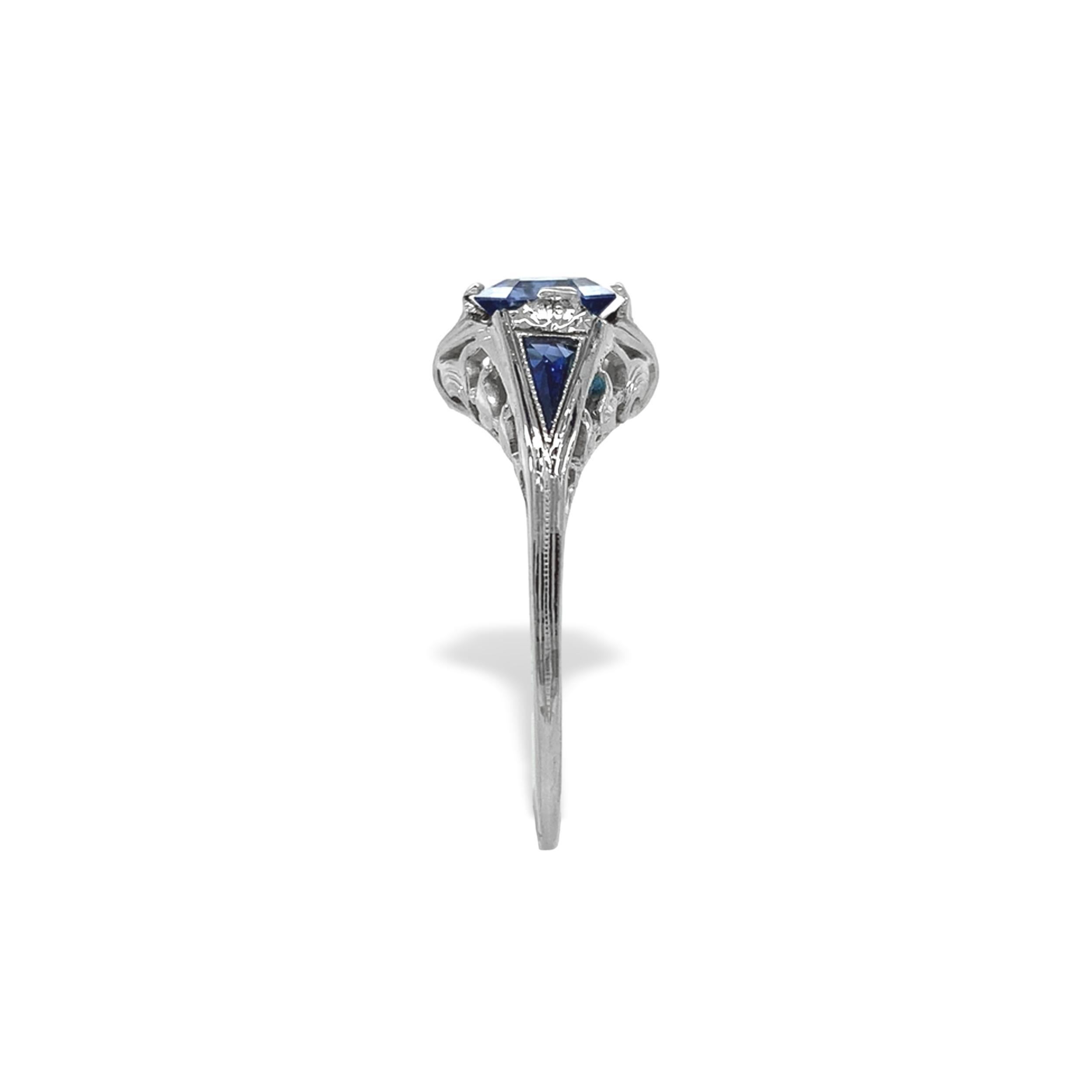 Anello filigranato con zaffiro blu di Ceylon taglio Asscher in oro bianco 18 carati da 0,98 carati In condizioni buone in vendita a Big Bend, WI