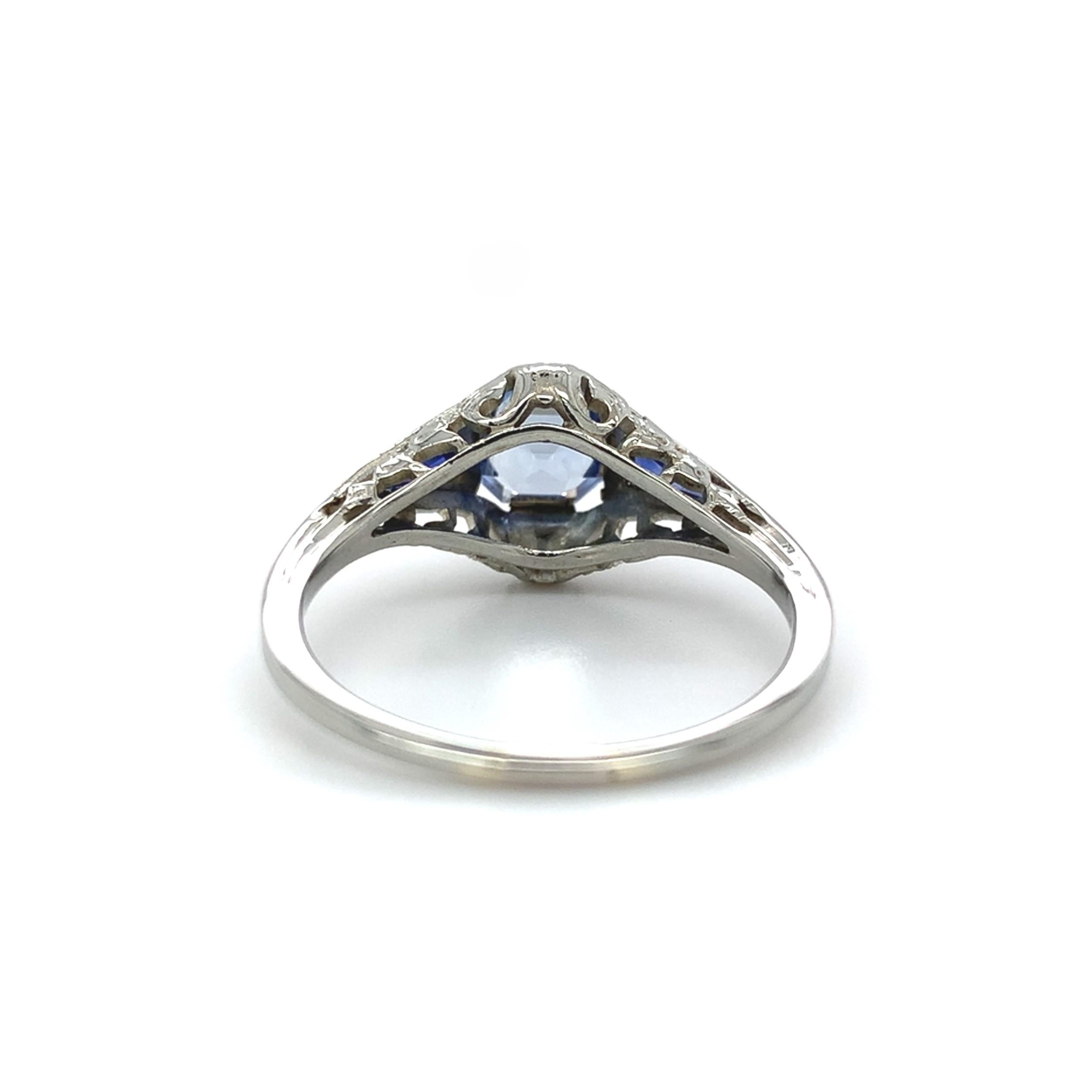 Donna Anello filigranato con zaffiro blu di Ceylon taglio Asscher in oro bianco 18 carati da 0,98 carati in vendita