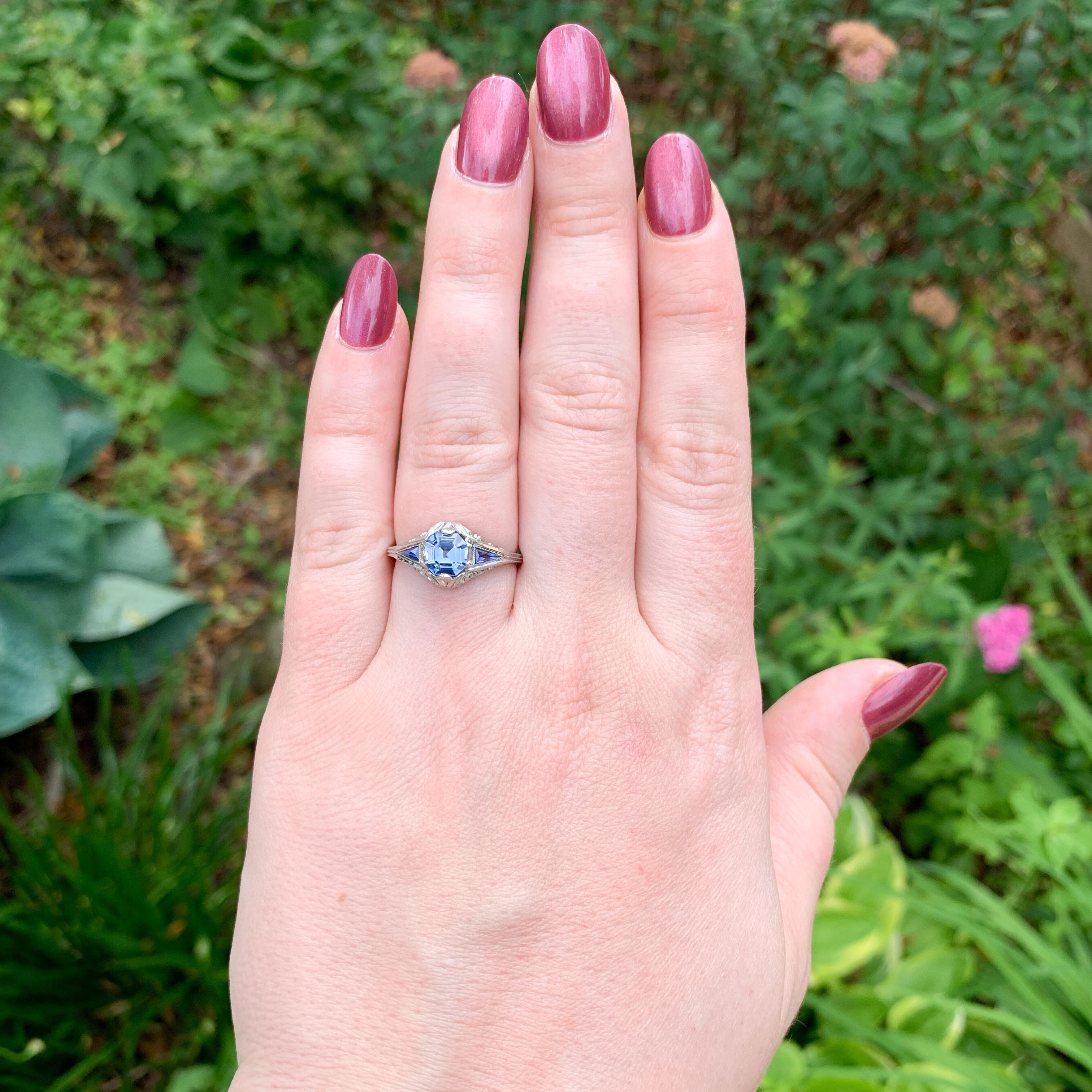 Anello filigranato con zaffiro blu di Ceylon taglio Asscher in oro bianco 18 carati da 0,98 carati in vendita 1