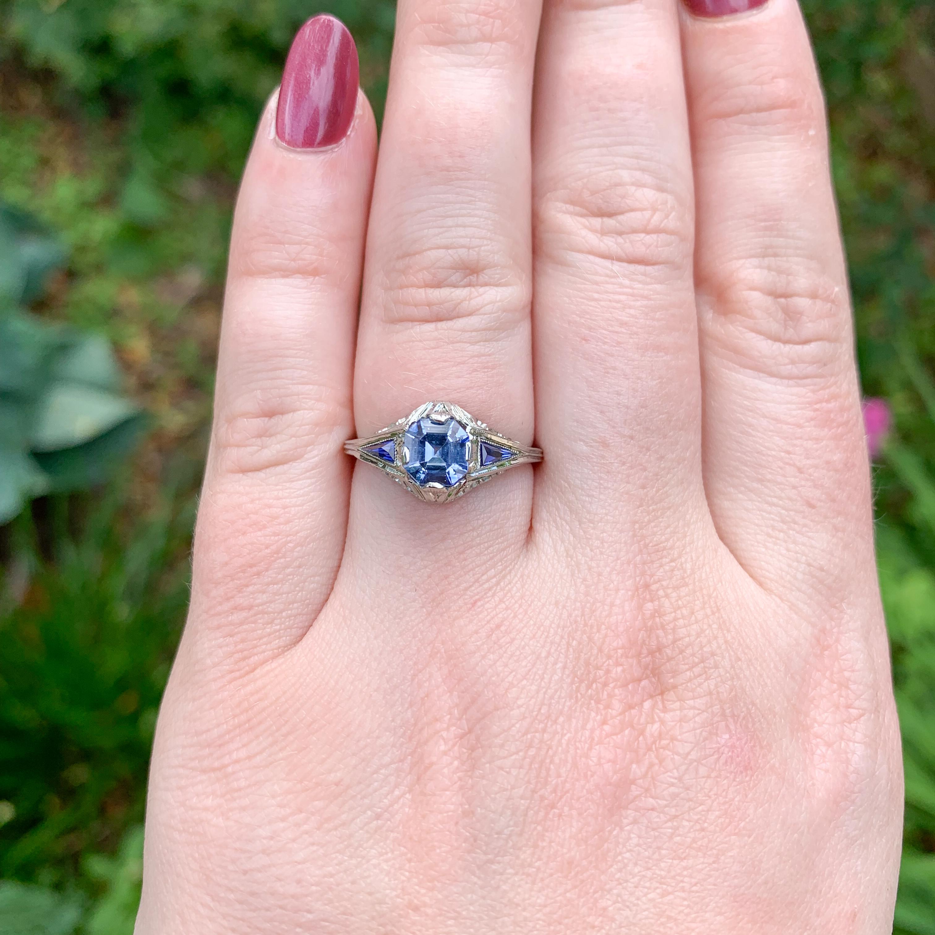 Anello filigranato con zaffiro blu di Ceylon taglio Asscher in oro bianco 18 carati da 0,98 carati in vendita 2