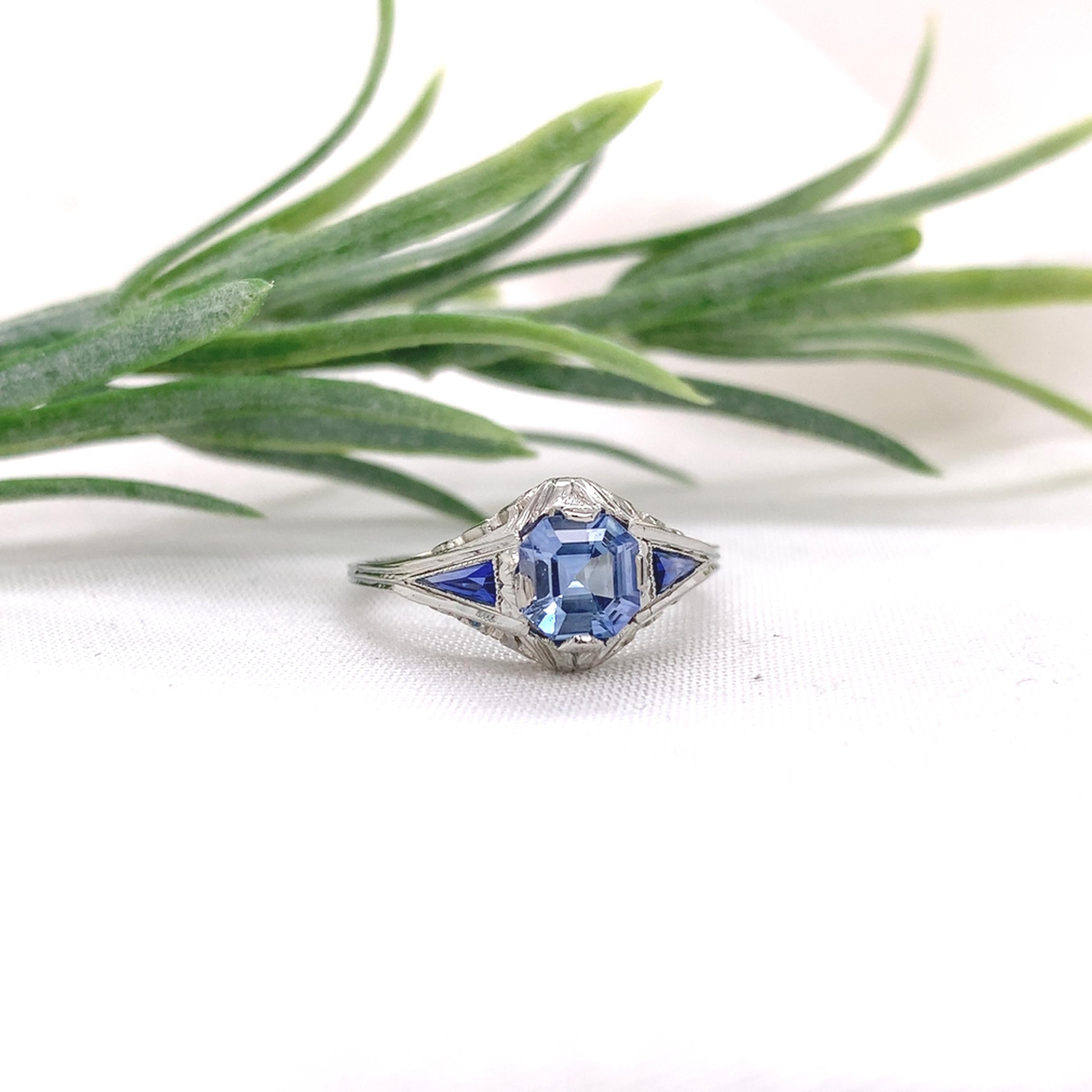 Anello filigranato con zaffiro blu di Ceylon taglio Asscher in oro bianco 18 carati da 0,98 carati in vendita 3