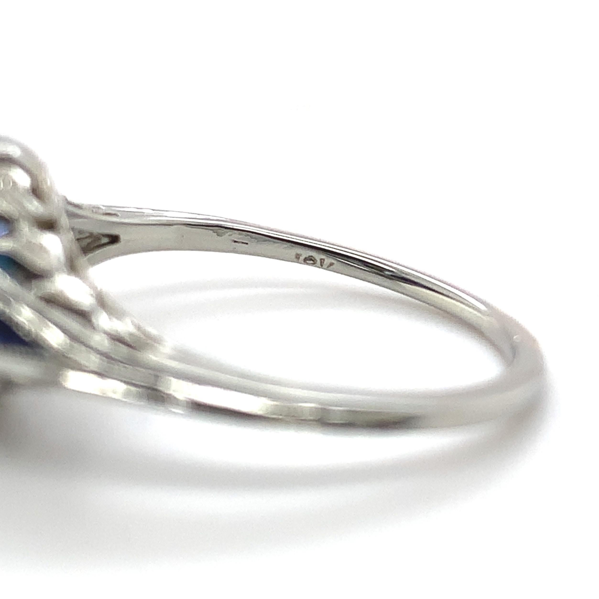 Anello filigranato con zaffiro blu di Ceylon taglio Asscher in oro bianco 18 carati da 0,98 carati in vendita 4