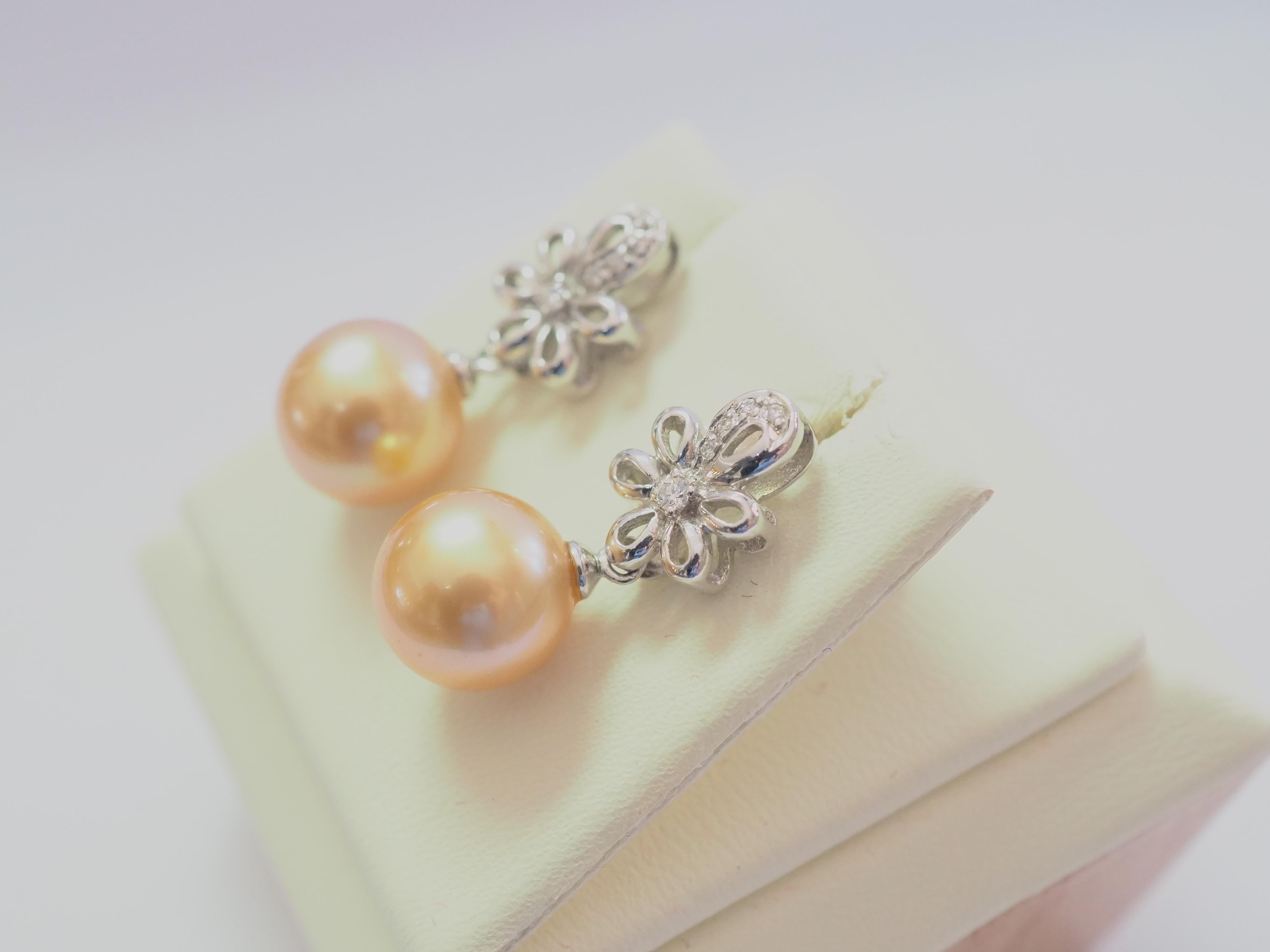 Perle Pendants d'oreilles en or blanc 18 carats, perles dorées des mers du Sud de 9 mm et diamants 0,06 carat en vente