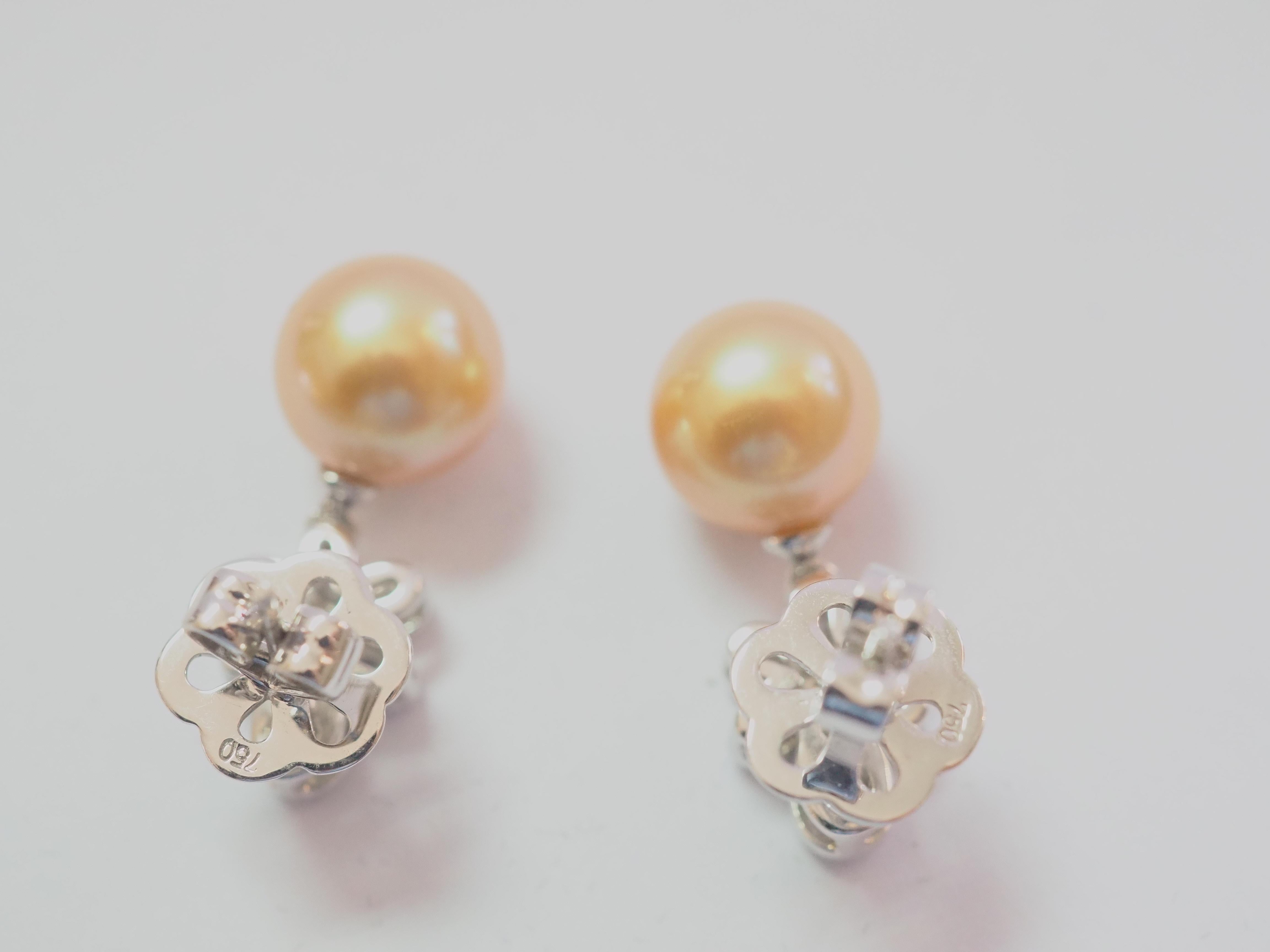 Pendants d'oreilles en or blanc 18 carats, perles dorées des mers du Sud de 9 mm et diamants 0,06 carat Neuf - En vente à เกาะสมุย, TH