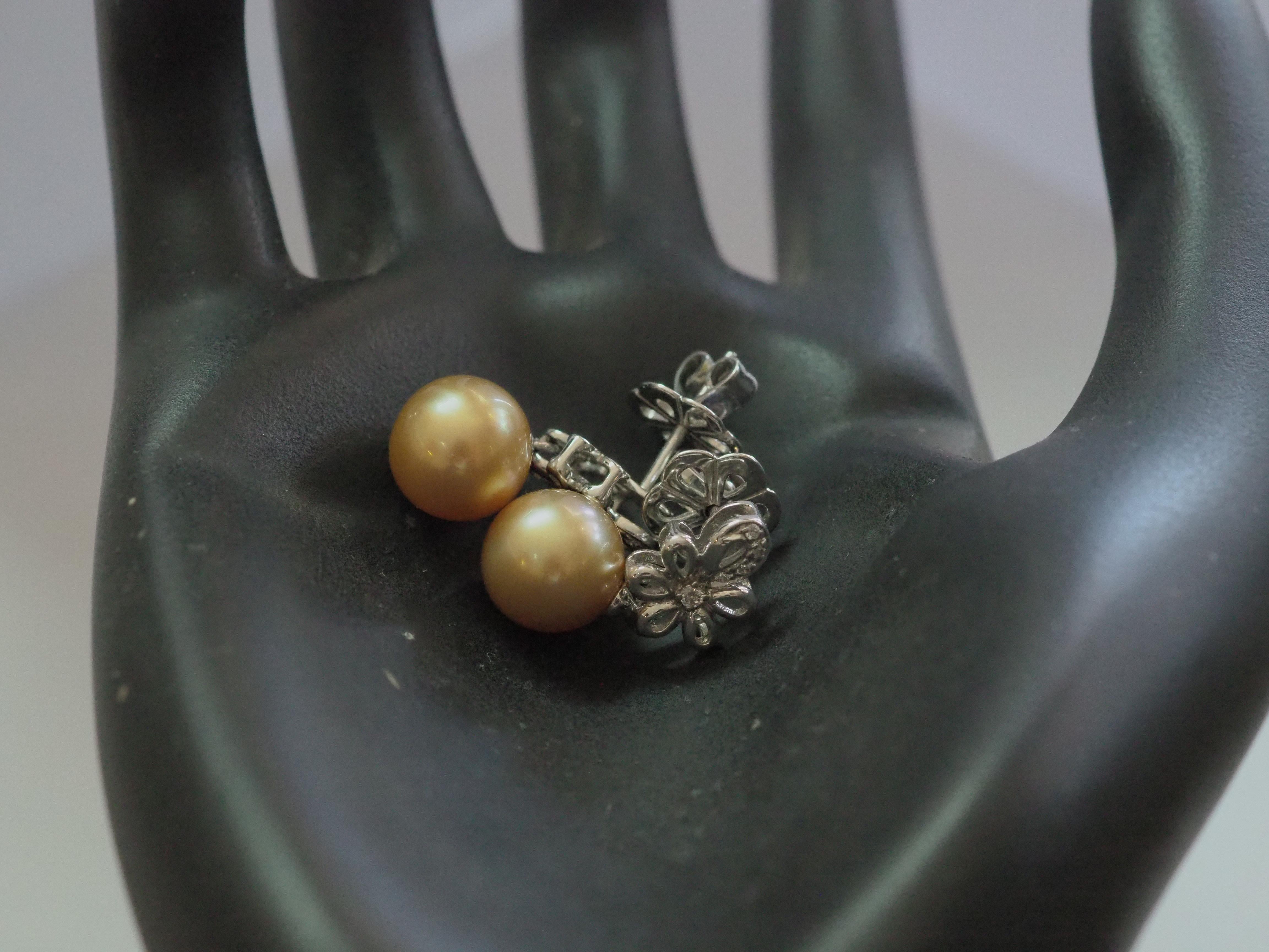 Pendants d'oreilles en or blanc 18 carats, perles dorées des mers du Sud de 9 mm et diamants 0,06 carat en vente 1